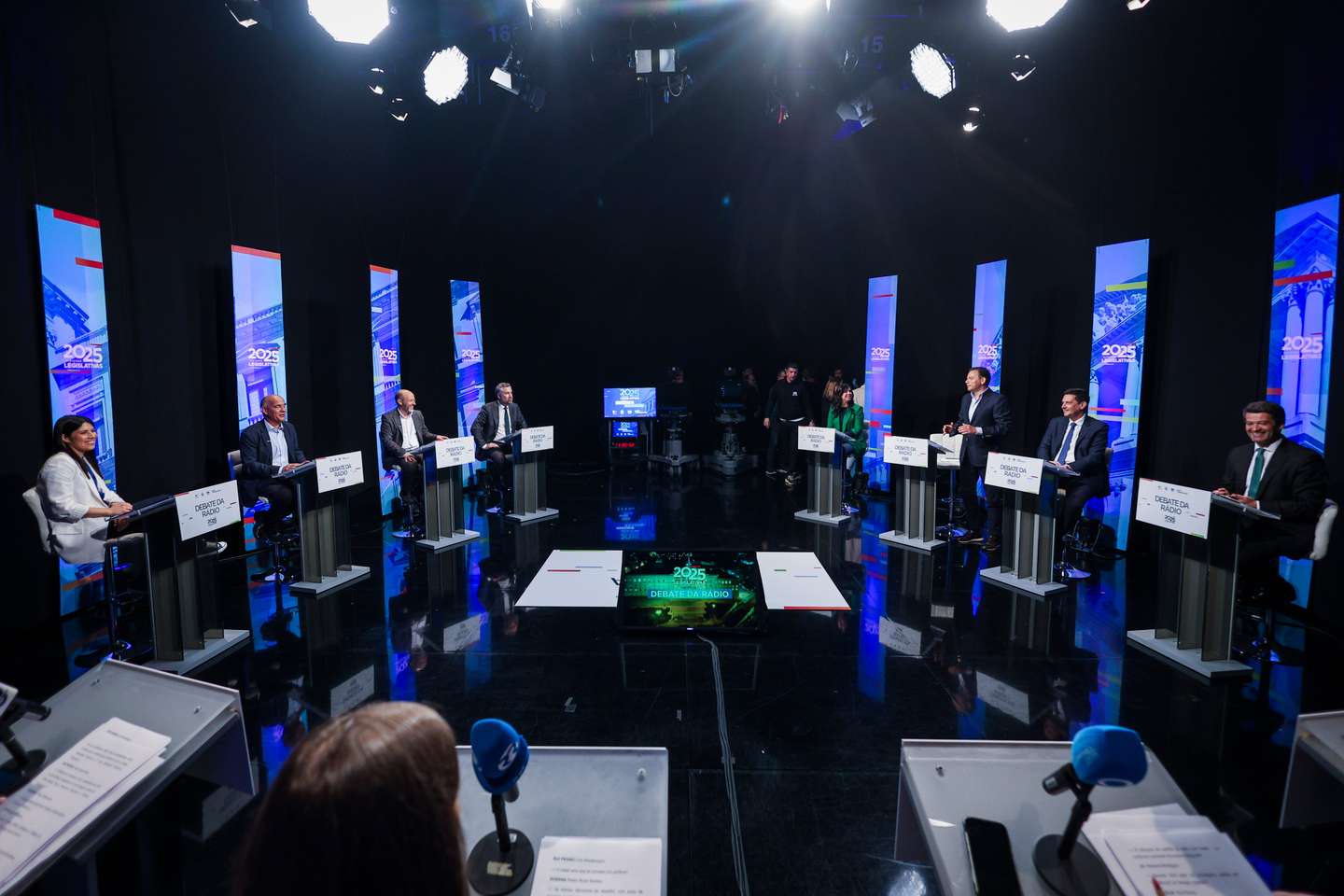 Os líderes dos partidos com representação parlamentar estiveram num debate sobre legislativas esta segunda-feira, 5 de maio, nas rádios