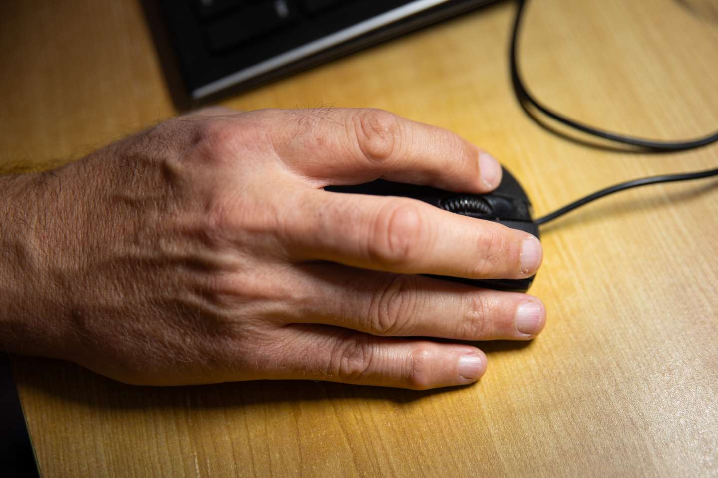 Mão maneja rato de computador
