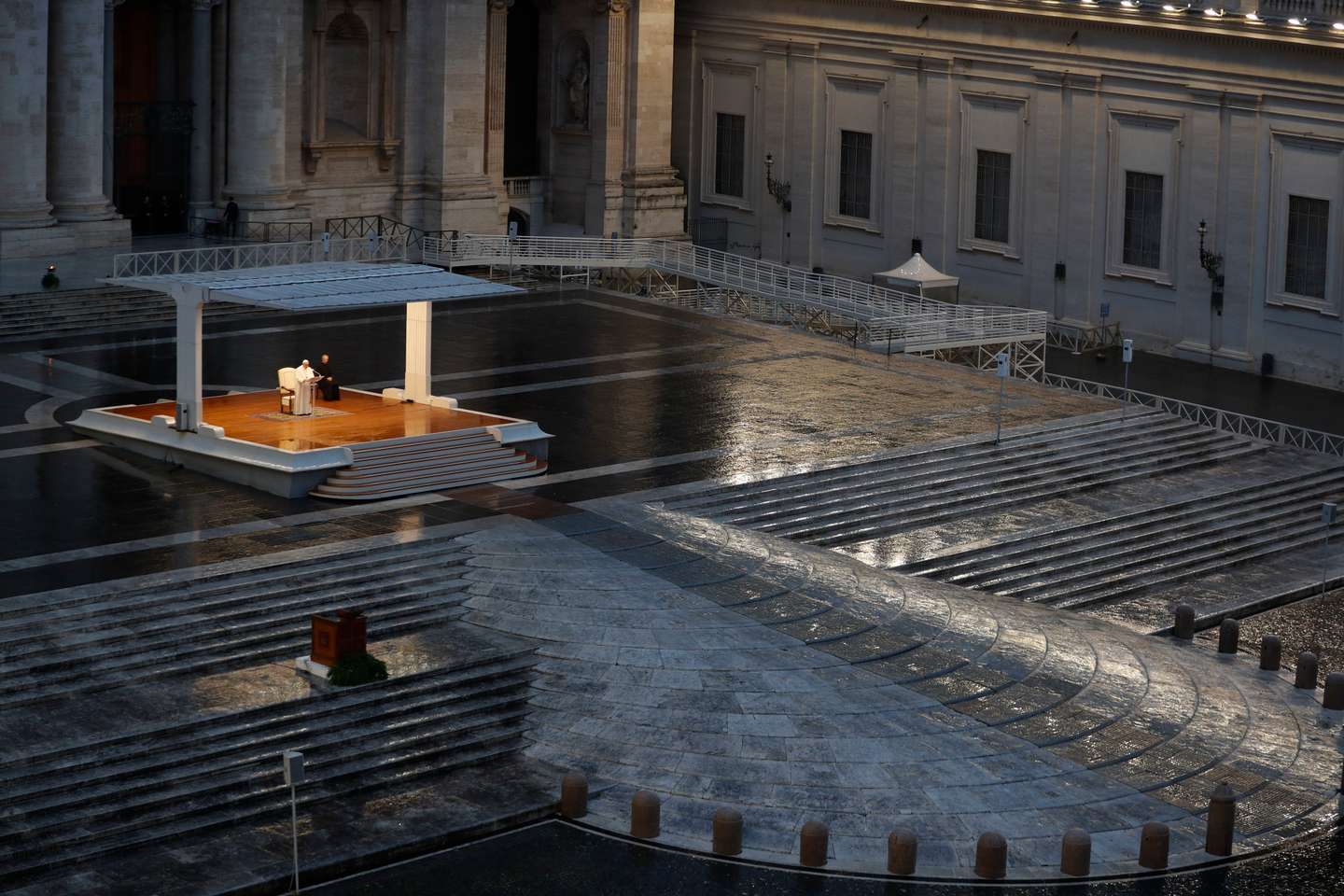 TOPSHOT-VATICAN-RELIGION-POPE-HEALTH-VIRUS