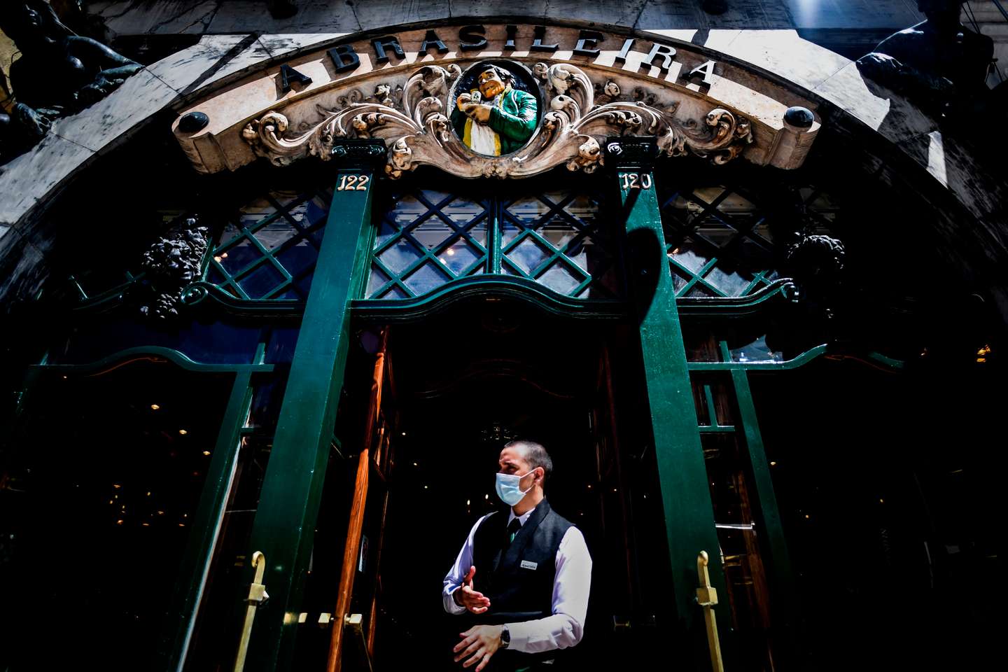 TOPSHOT-PORTUGAL-HEALTH-VIRUS-PANDEMIC-RESTAURANTS