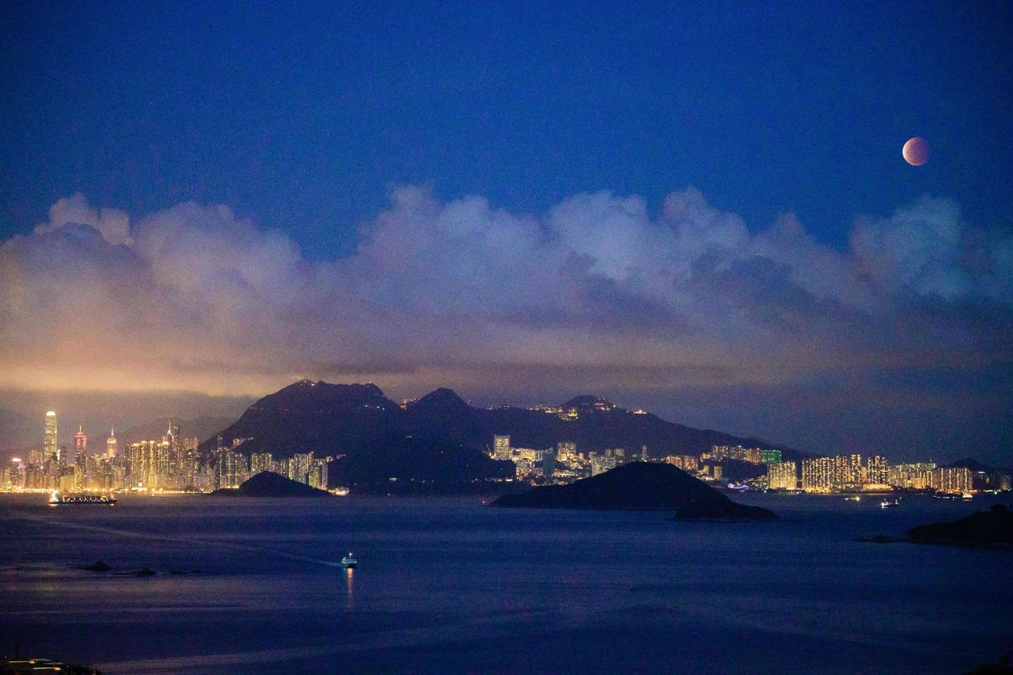 TOPSHOT-HONG KONG-SCIENCE-ASTRONOMY-MOON-ECLIPSE