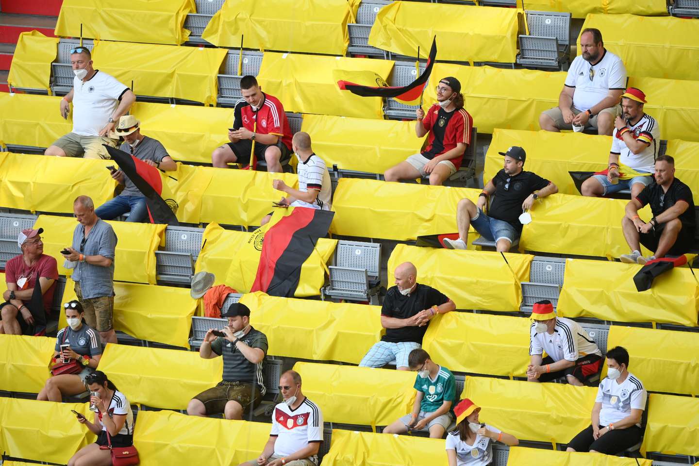 FBL-EURO-2020-2021-MATCH24-POR-GER-FANS