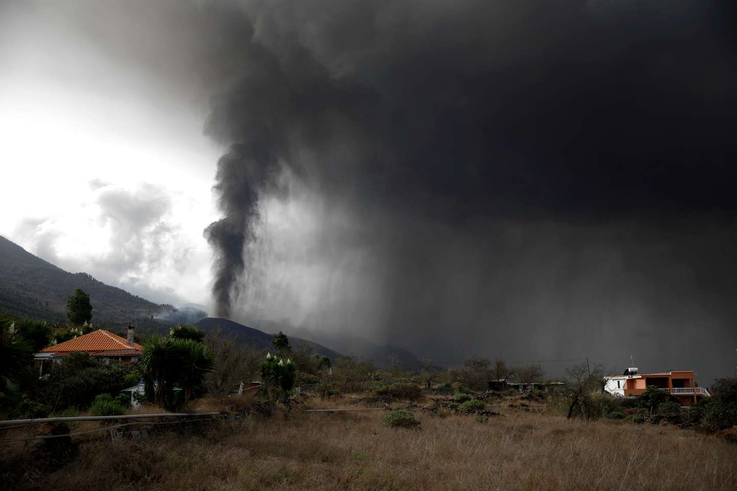 The Cloud Of Ash And Sulfur Dioxide Expelled By The Volcano Could Reach The Peninsula On Thursday