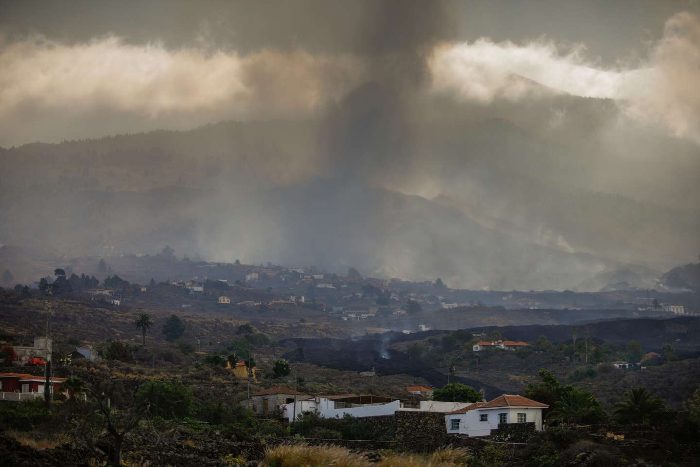 Evacuate The Town Of Todoque, In Los Llanos De Aridane (la Palma), By The Lava From The Volcano