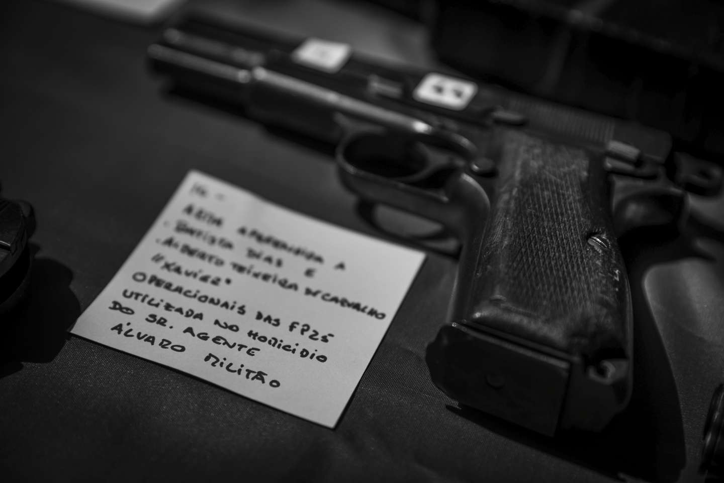 Arma que matou Álvaro Militão. Grande reportagem sobre as FP-25. Forças Populares 25 de Abril foram uma organização terrorista de extrema-esquerda que operou em Portugal entre 1980 e 1987. Parte significativa dos seus militantes procediam das antigas Brigadas Revolucionárias, organização portuguesa de extrema-esquerda criada no início dos anos 70 por dissidentes do PCP. JOÃO PORFÍRIO/OBSERVADOR