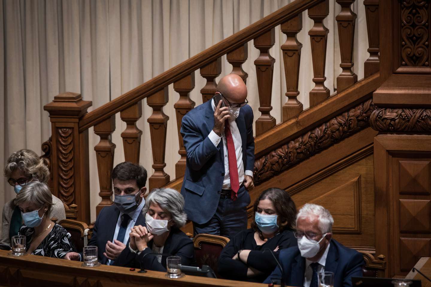 Parlamento: Debate na generalidade ao Orçamento do Estado para 2022, na Assembleia da República. Bloco de Esquerda e PCP votarão contra o orçamento o que provocará a queda do Governo de António Costa e eleições antecipadas. João Leão, ministro das finanças, fala ao telemóvel. Lisboa, 26 de outubro de 2021. JOÃO PORFÍRIO/OBSERVADOR