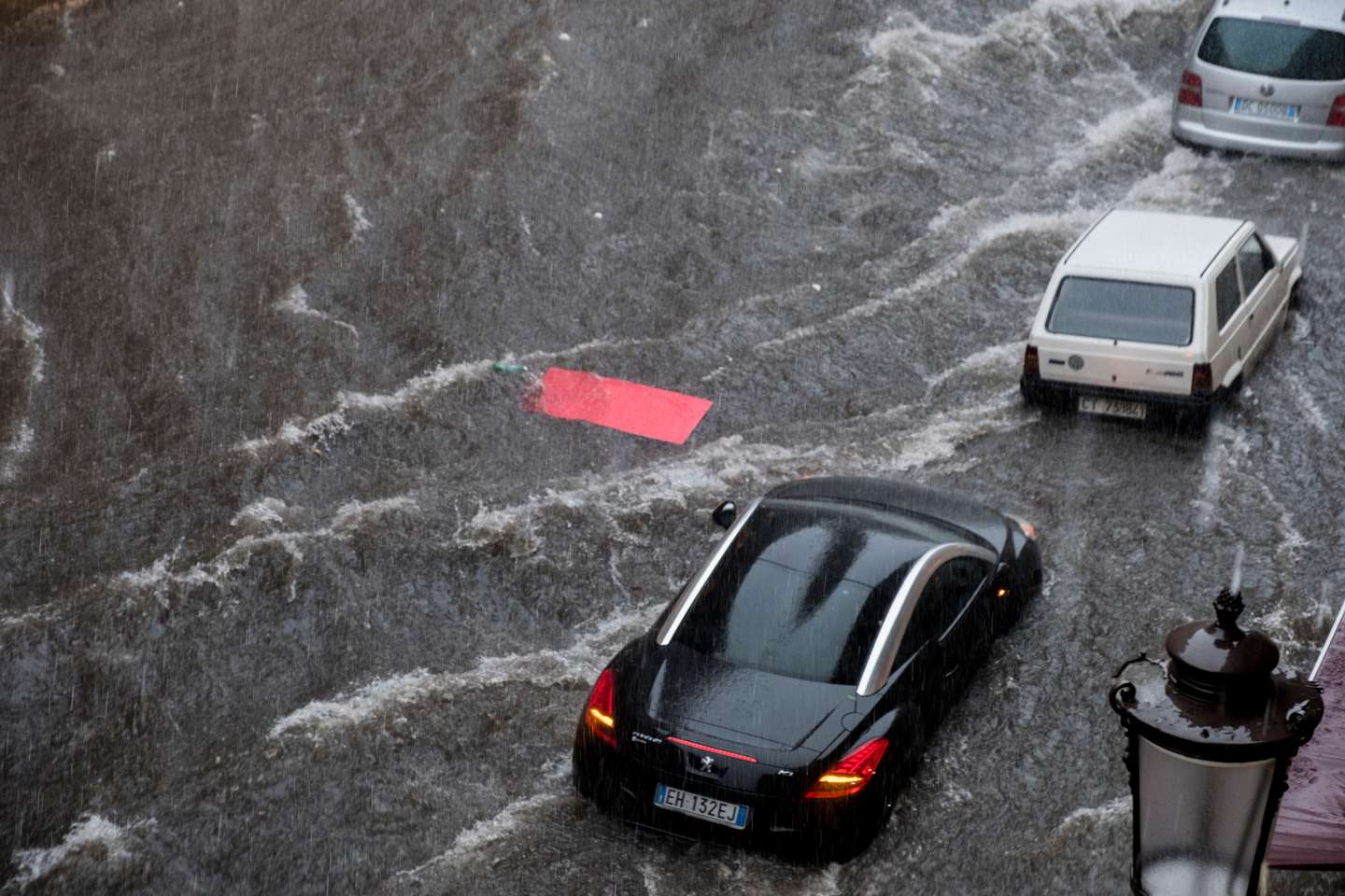 Inundações causadas por tempestade rara em Catania, Itália