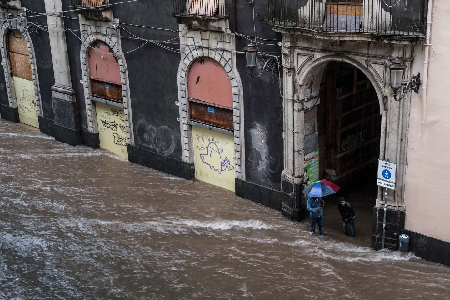 Inundações causadas por tempestade rara em Catania, Itália