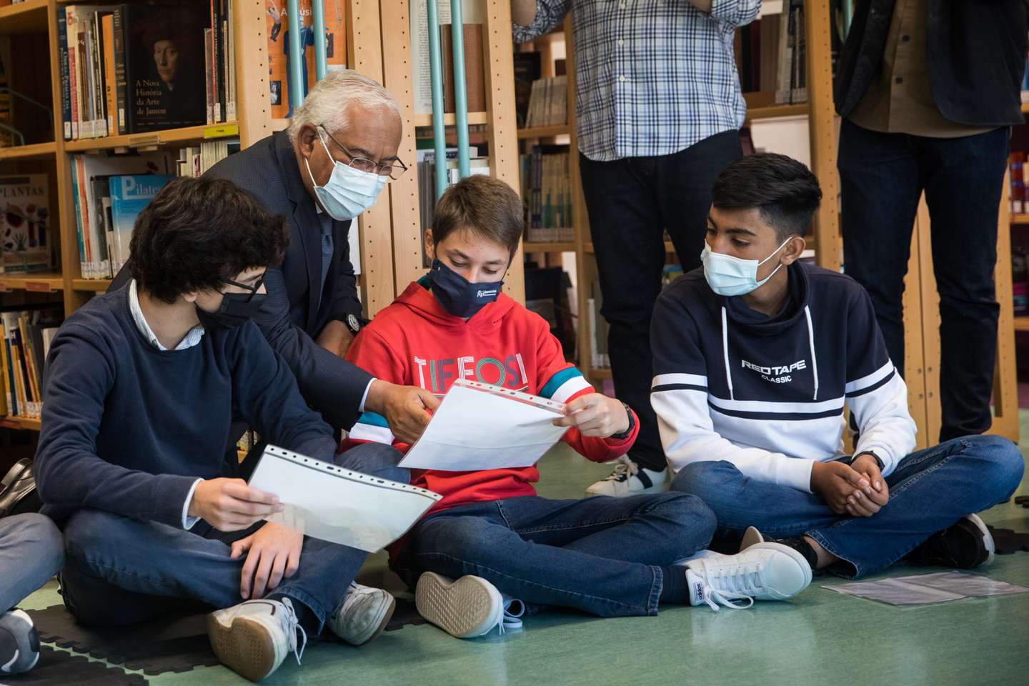 O primeiro ministro António Costa, (C) acompanhado pelo ministro da Educação Tiago Brandão Rodrigues (E), visita a Escola Básica Integrada Fernando Casimiro Pereira da Silva, no âmbito da Abertura Oficial das Comemorações do Centenário de José Saramago,16 novembro 2021 em Rio Maior. JOÃO PORFÍRIO/OBSERVADOR