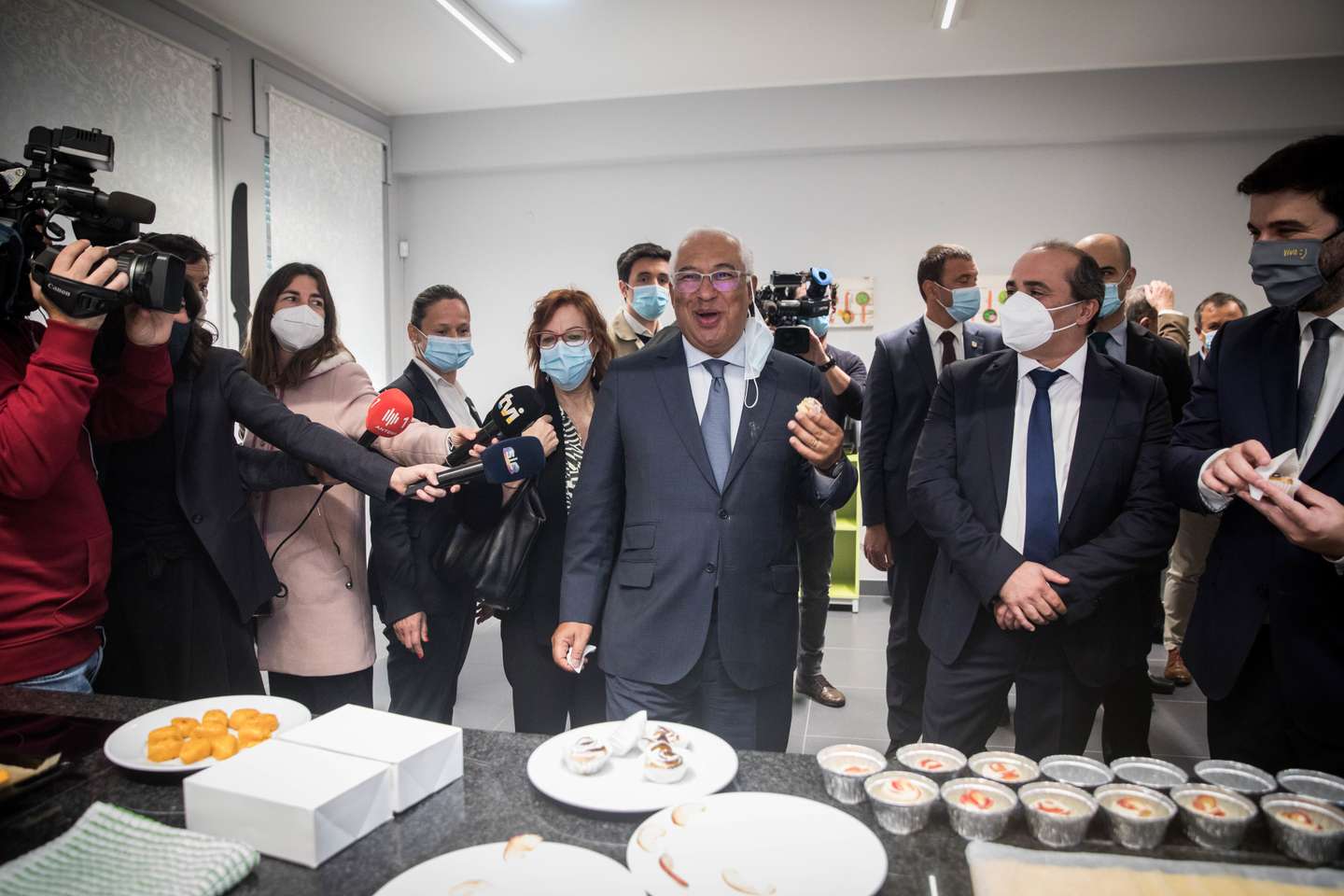 O primeiro ministro António Costa, (C) acompanhado pelo ministro da Educação Tiago Brandão Rodrigues (E), visita a Escola Básica Integrada Fernando Casimiro Pereira da Silva, no âmbito da Abertura Oficial das Comemorações do Centenário de José Saramago,16 novembro 2021 em Rio Maior. JOÃO PORFÍRIO/OBSERVADOR