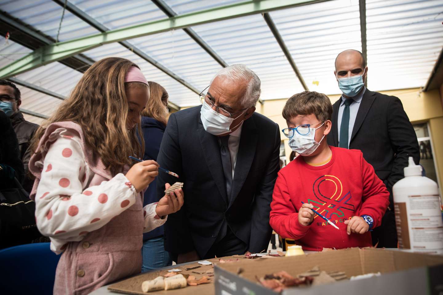 O primeiro ministro António Costa, (C) acompanhado pelo ministro da Educação Tiago Brandão Rodrigues (E), visita a Escola Básica Integrada Fernando Casimiro Pereira da Silva, no âmbito da Abertura Oficial das Comemorações do Centenário de José Saramago,16 novembro 2021 em Rio Maior. JOÃO PORFÍRIO/OBSERVADOR