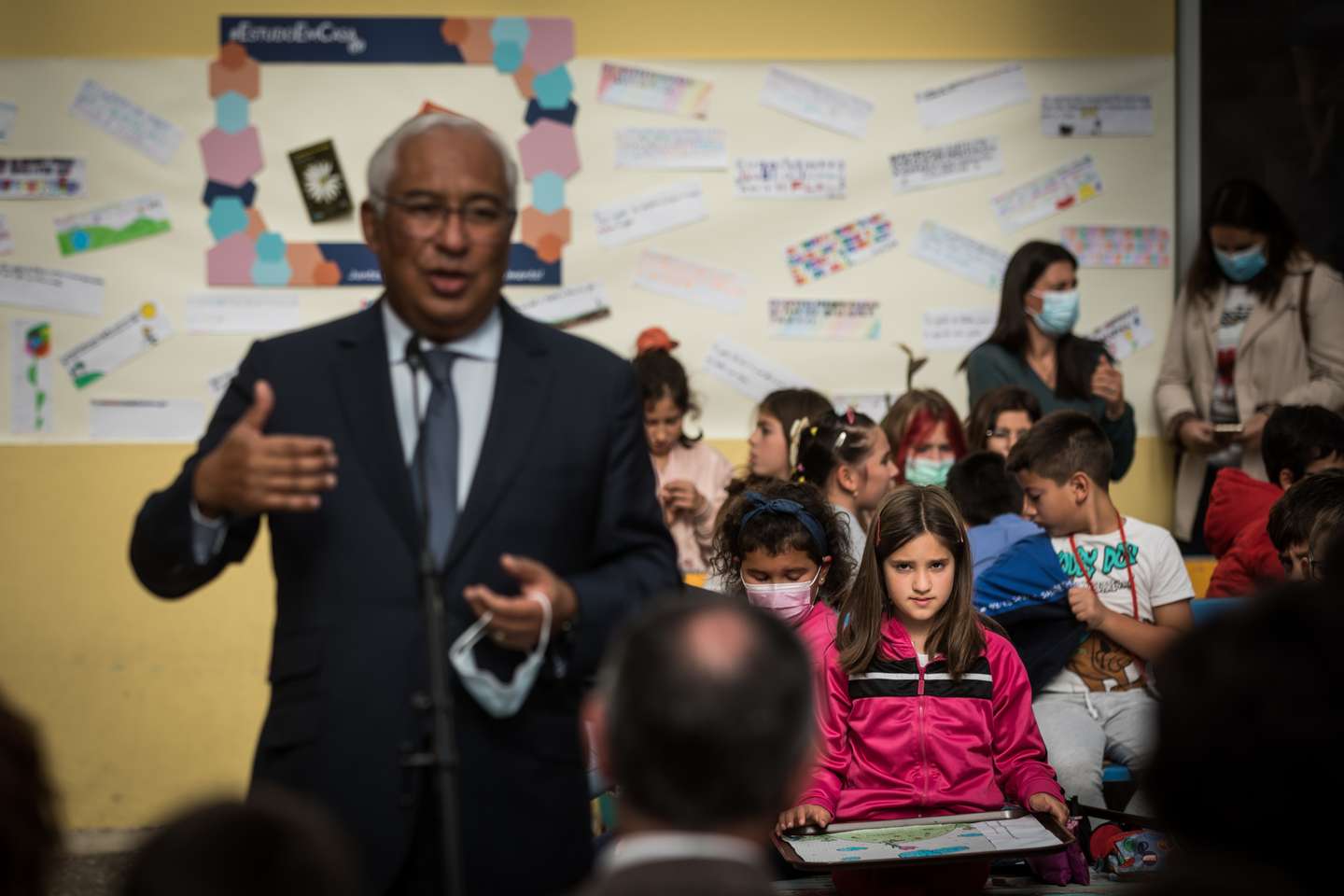 O primeiro ministro António Costa, (C) acompanhado pelo ministro da Educação Tiago Brandão Rodrigues (E), visita a Escola Básica Integrada Fernando Casimiro Pereira da Silva, no âmbito da Abertura Oficial das Comemorações do Centenário de José Saramago,16 novembro 2021 em Rio Maior. JOÃO PORFÍRIO/OBSERVADOR