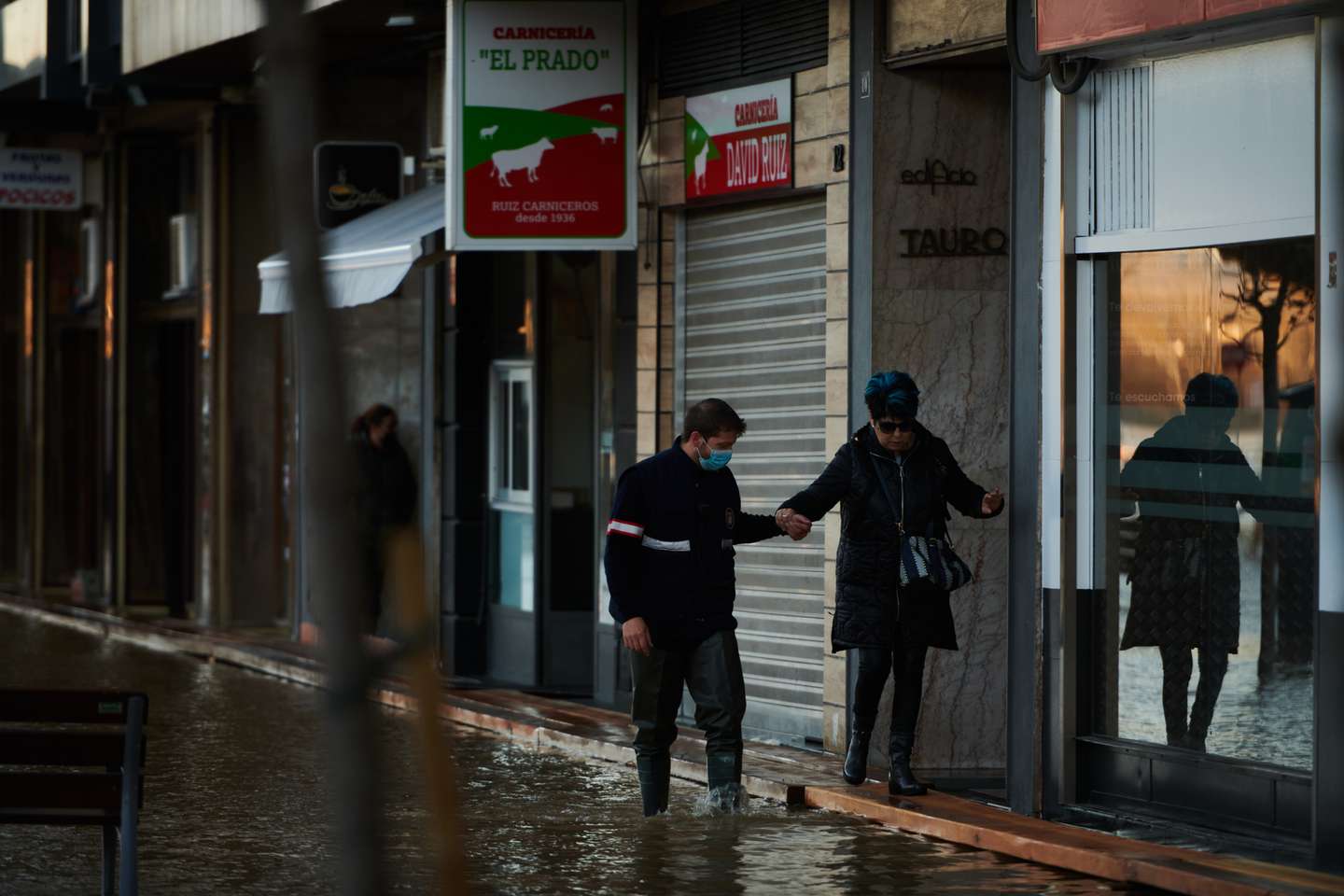 Tempestade do Norte de Espanha, na região de Navarra, destrói colheitas e faz subir o rio Ebro