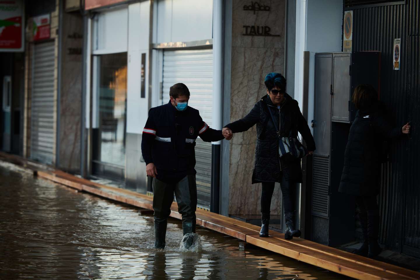 Tempestade do Norte de Espanha, na região de Navarra, destrói colheitas e faz subir o rio Ebro