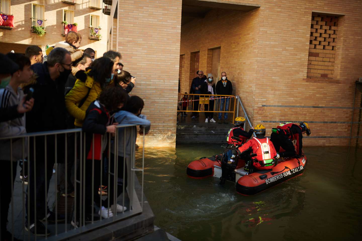 Tempestade do Norte de Espanha, na região de Navarra, destrói colheitas e faz subir o rio Ebro