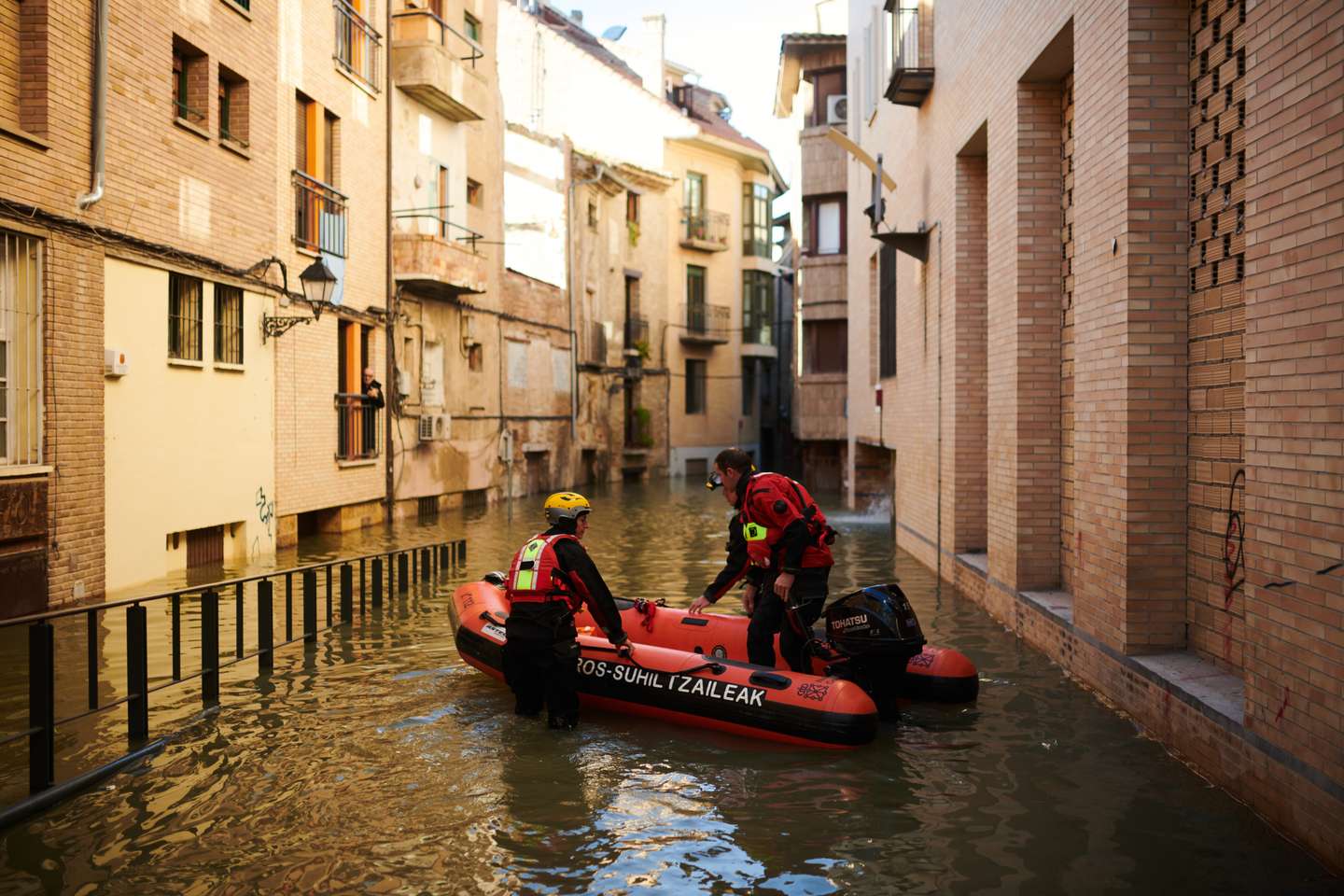 Tempestade do Norte de Espanha, na região de Navarra, destrói colheitas e faz subir o rio Ebro