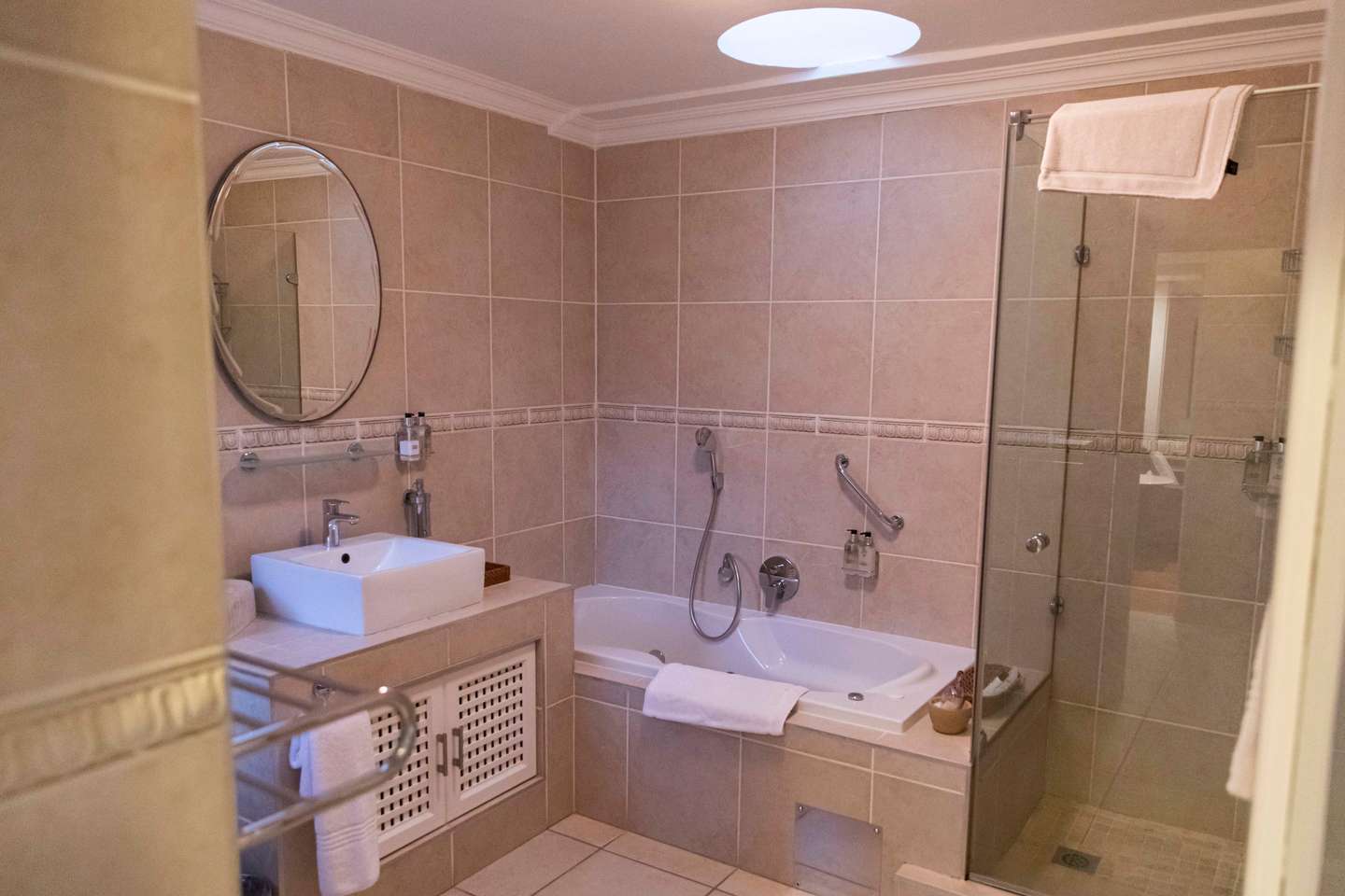 Guest house de luxo onde João Rendeiro foi detido, chama-se Forest Manor e fica no subúrbio de La Lucia da cidade de Durban, na África do Sul. O ex-banqueiro João Rendeiro foi preso no dia 11 de dezembro, num hotel em Durban, na província sul-africana do KwaZulu-Natal, numa operação que resultou da cooperação entre as polícias portuguesa, angolana e sul-africana. Durban, África do Sul, 17 de dezembro de 2021. JOÃO PORFÍRIO/OBSERVADOR