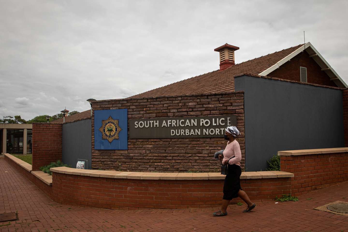 Reportagem sobre o bairro onde João Rendeiro viveu nos últimos dias antes de ser detido pelas autoridades sul-africanas. O ex-banqueiro João Rendeiro foi preso no dia 11 de dezembro, num hotel em Durban, na província sul-africana do KwaZulu-Natal, numa operação que resultou da cooperação entre as polícias portuguesa, angolana e sul-africana. Esquadra da polícia de Durban North onde João Rendeiro passou as duas primeiras noites depois de ser detido. Durban, África do Sul, 19 de dezembro de 2021. JOÃO PORFÍRIO/OBSERVADOR