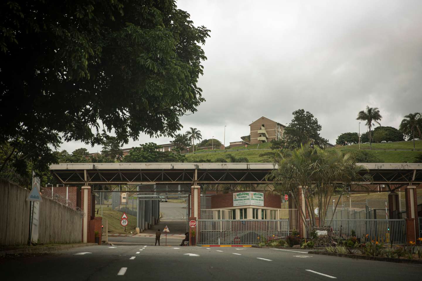 Reportagem sobre o bairro onde João Rendeiro viveu nos últimos dias antes de ser detido pelas autoridades sul-africanas. O ex-banqueiro João Rendeiro foi preso no dia 11 de dezembro, num hotel em Durban, na província sul-africana do KwaZulu-Natal, numa operação que resultou da cooperação entre as polícias portuguesa, angolana e sul-africana. Prisão de Westville onde João Rendeiro está detido. Uma das prisões mais perigosas de toda a África do Sul. Durban, África do Sul, 19 de dezembro de 2021. JOÃO PORFÍRIO/OBSERVADOR