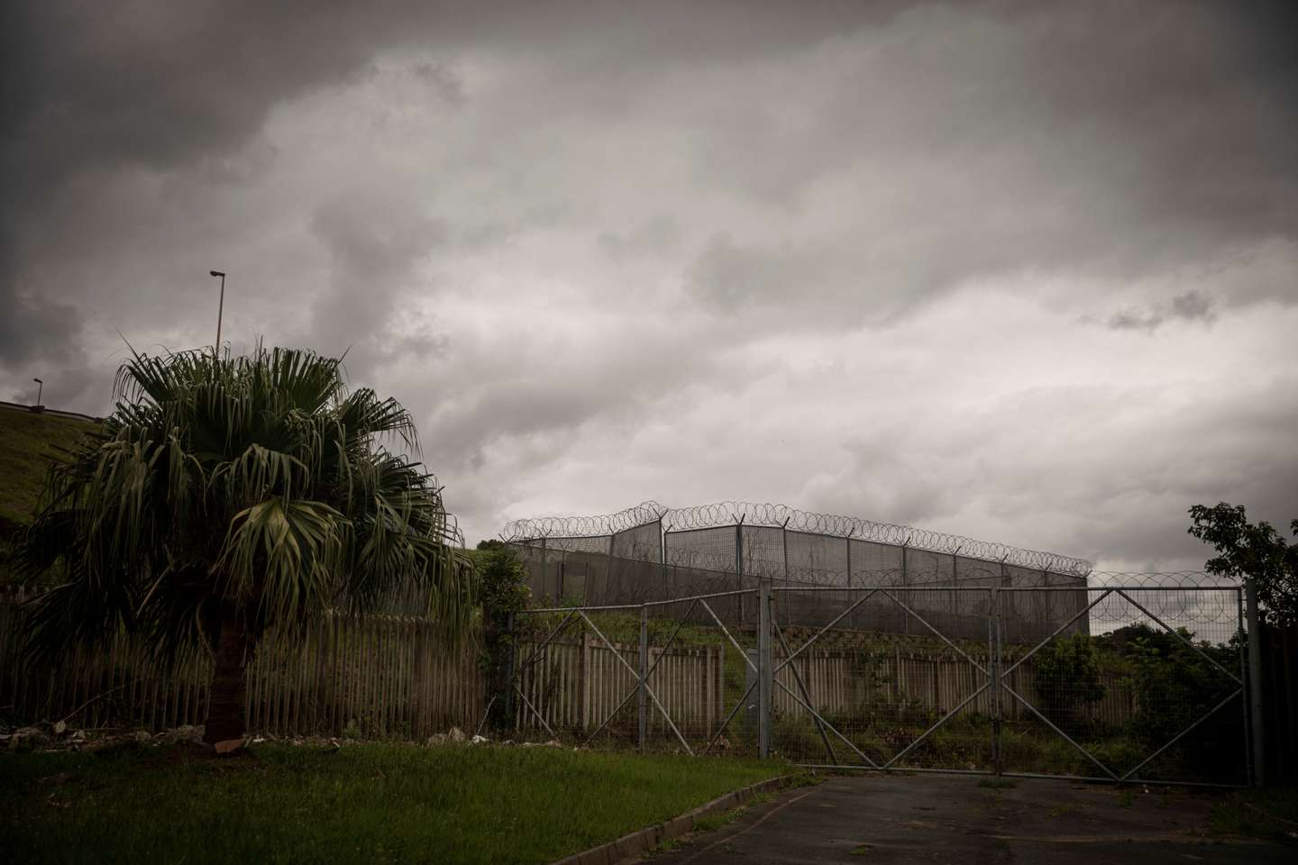 Reportagem sobre o bairro onde João Rendeiro viveu nos últimos dias antes de ser detido pelas autoridades sul-africanas. O ex-banqueiro João Rendeiro foi preso no dia 11 de dezembro, num hotel em Durban, na província sul-africana do KwaZulu-Natal, numa operação que resultou da cooperação entre as polícias portuguesa, angolana e sul-africana. Prisão de Westville onde João Rendeiro está detido. Uma das prisões mais perigosas de toda a África do Sul. Durban, África do Sul, 19 de dezembro de 2021. JOÃO PORFÍRIO/OBSERVADOR