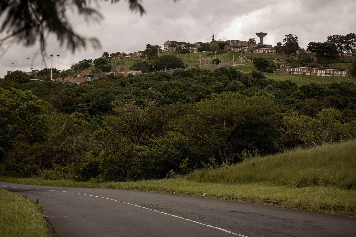 Reportagem sobre o bairro onde João Rendeiro viveu nos últimos dias antes de ser detido pelas autoridades sul-africanas. O ex-banqueiro João Rendeiro foi preso no dia 11 de dezembro, num hotel em Durban, na província sul-africana do KwaZulu-Natal, numa operação que resultou da cooperação entre as polícias portuguesa, angolana e sul-africana. Prisão de Westville onde João Rendeiro está detido. Uma das prisões mais perigosas de toda a África do Sul. Durban, África do Sul, 19 de dezembro de 2021. JOÃO PORFÍRIO/OBSERVADOR