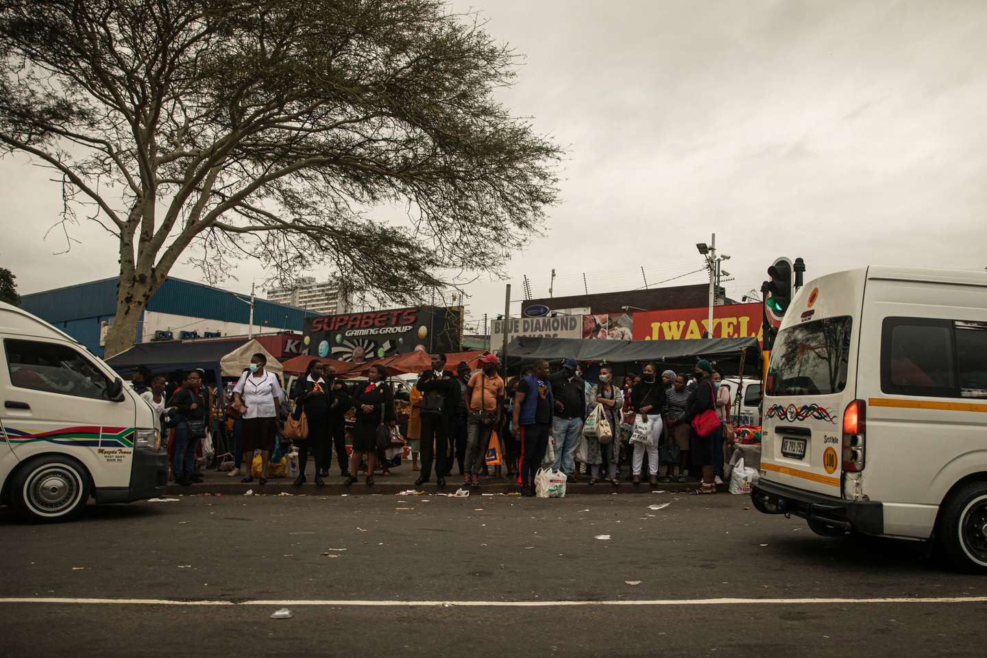 Reportagem sobre o bairro onde João Rendeiro viveu nos últimos dias antes de ser detido pelas autoridades sul-africanas. O ex-banqueiro João Rendeiro foi preso no dia 11 de dezembro, num hotel em Durban, na província sul-africana do KwaZulu-Natal, numa operação que resultou da cooperação entre as polícias portuguesa, angolana e sul-africana. Centro da cidade de Durban, a zona mais pobre. Durban, África do Sul, 19 de dezembro de 2021. JOÃO PORFÍRIO/OBSERVADOR