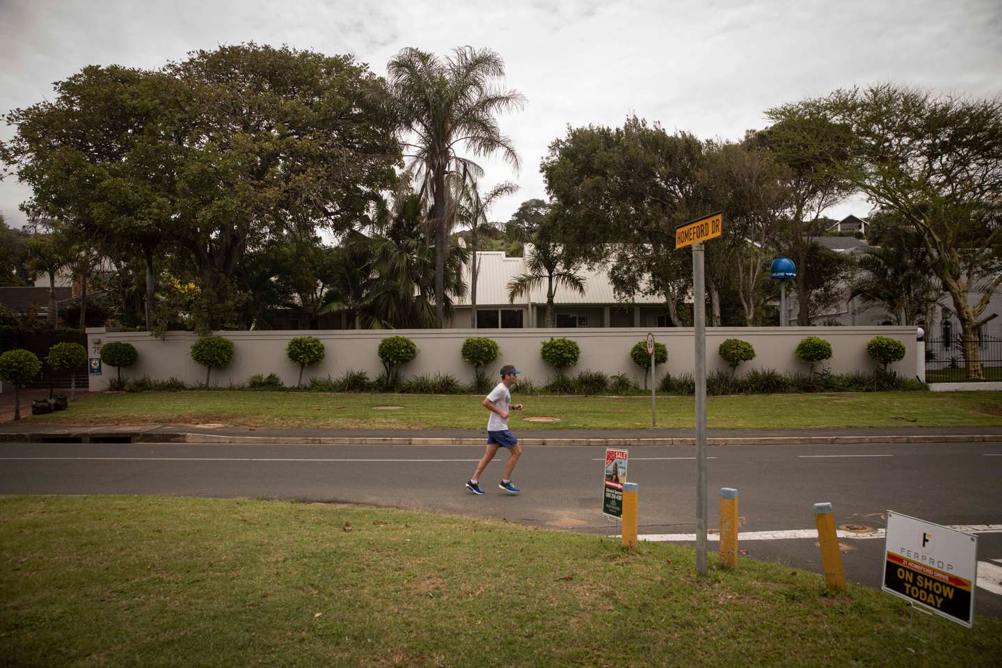 Reportagem sobre o bairro onde João Rendeiro viveu nos últimos dias antes de ser detido pelas autoridades sul-africanas. O ex-banqueiro João Rendeiro foi preso no dia 11 de dezembro, num hotel em Durban, na província sul-africana do KwaZulu-Natal, numa operação que resultou da cooperação entre as polícias portuguesa, angolana e sul-africana. Durban, África do Sul, 19 de dezembro de 2021. JOÃO PORFÍRIO/OBSERVADOR