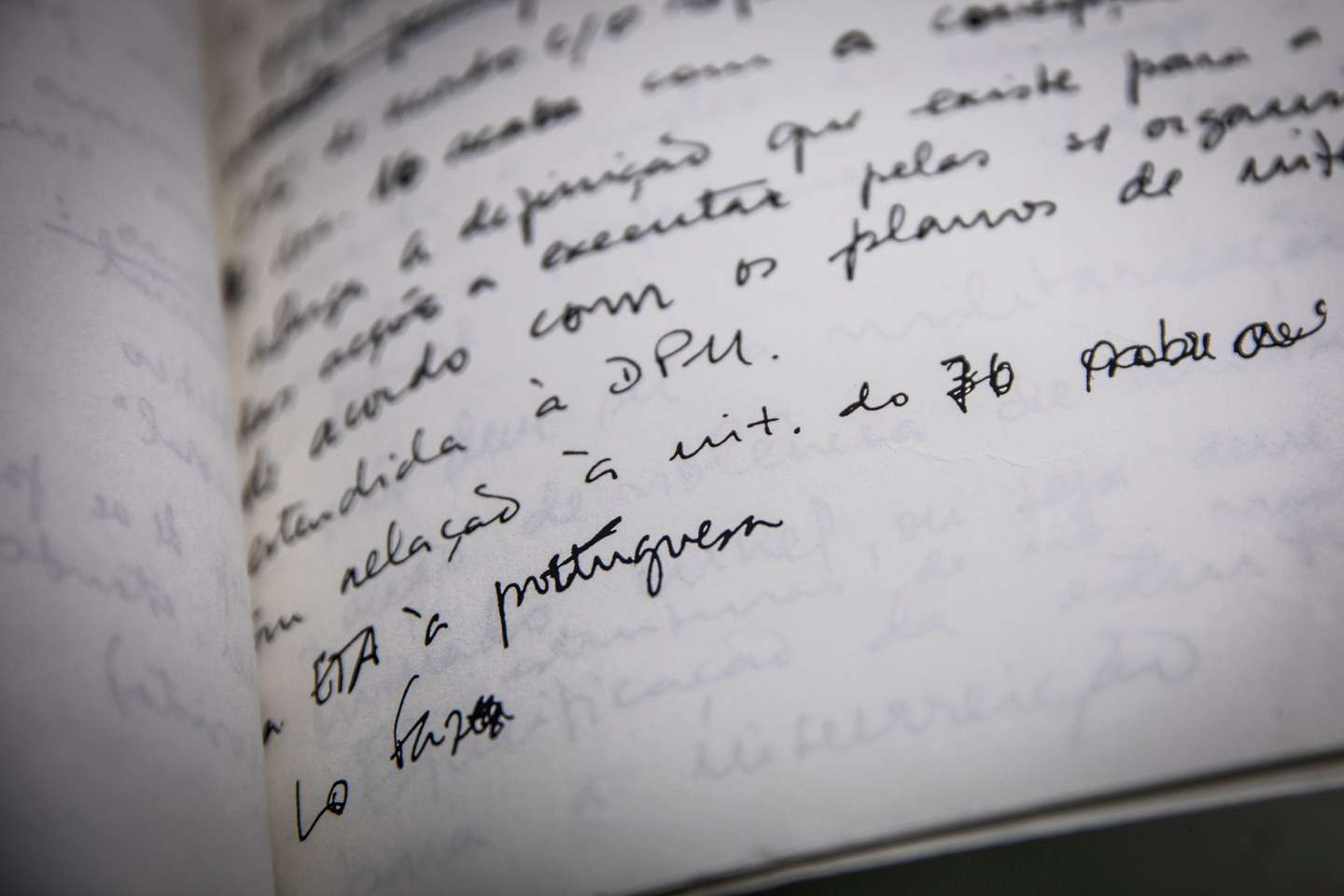 Cadernos de Otelo Saraiva de Carvalho apreendidos pela polícia. Grande reportagem sobre as FP-25. Forças Populares 25 de Abril foram uma organização terrorista de extrema-esquerda que operou em Portugal entre 1980 e 1987. Parte significativa dos seus militantes procediam das antigas Brigadas Revolucionárias, organização portuguesa de extrema-esquerda criada no início dos anos 70 por dissidentes do PCP. JOÃO PORFÍRIO/OBSERVADOR