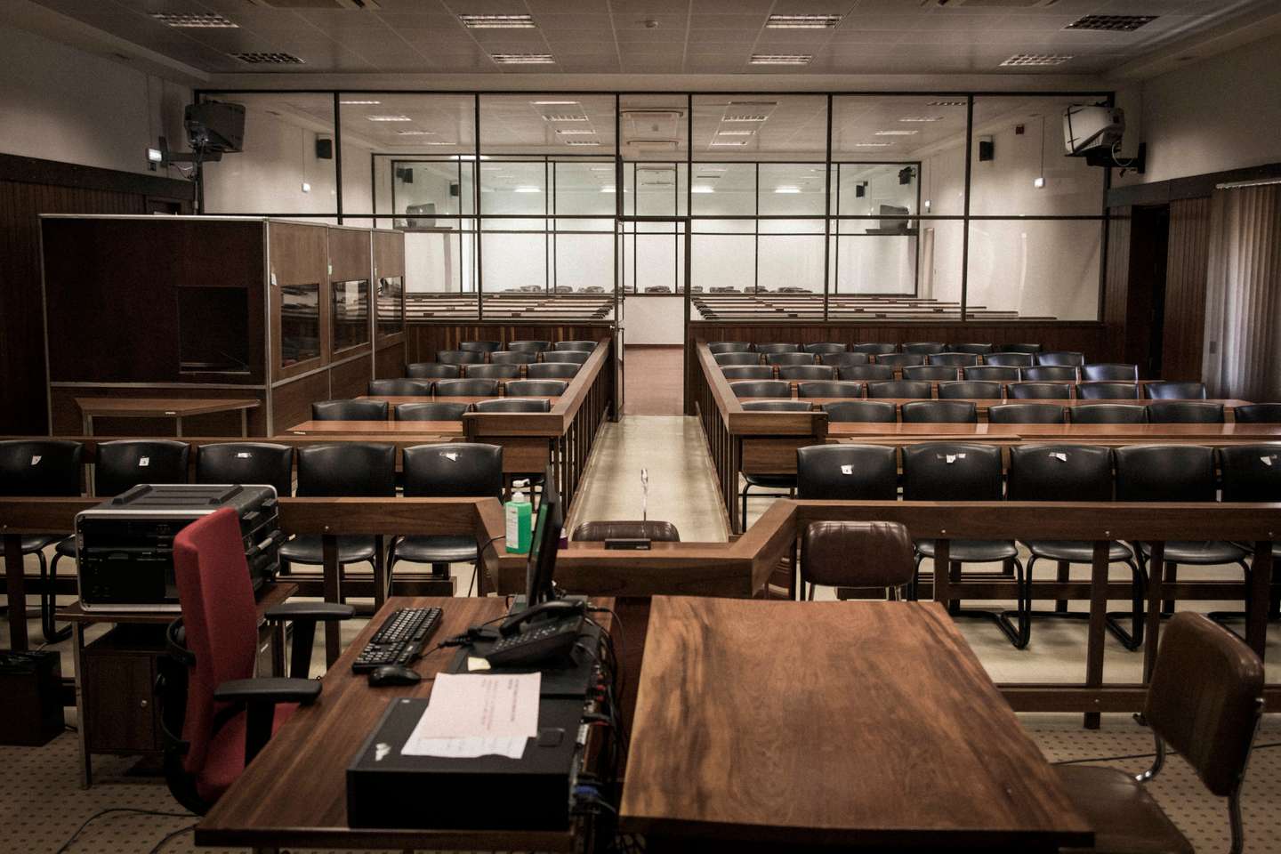 Entrevista a Francisco Amaro, no tribunal de Monsanto. Grande reportagem sobre as FP-25. Forças Populares 25 de Abril foram uma organização terrorista de extrema-esquerda que operou em Portugal entre 1980 e 1987. Parte significativa dos seus militantes procediam das antigas Brigadas Revolucionárias, organização portuguesa de extrema-esquerda criada no início dos anos 70 por dissidentes do PCP. JOÃO PORFÍRIO/OBSERVADOR
