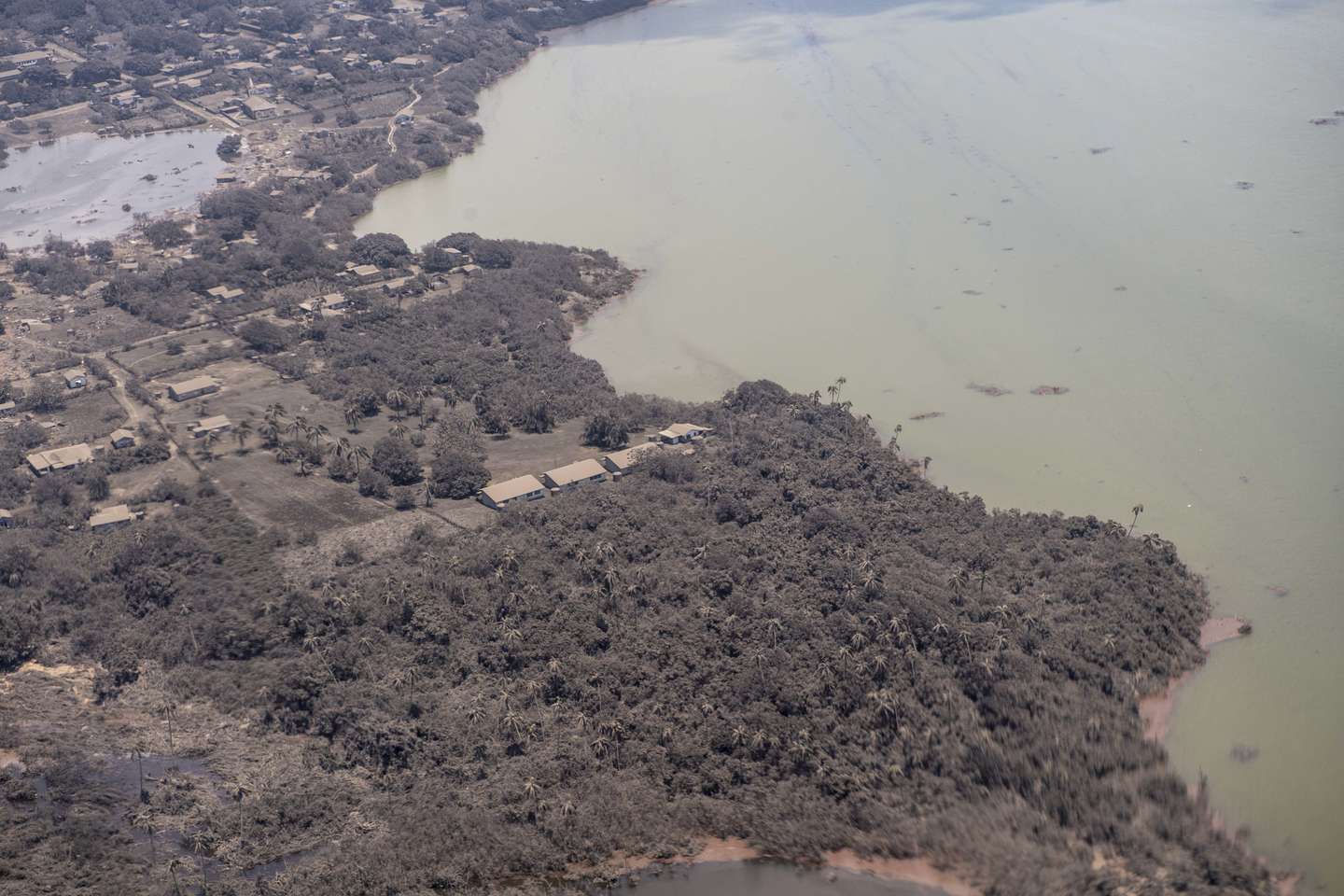 Imagens de Tonga após o tsunami causado pela erupção do vulcão, tiradas por um avião da Nova Zelândia