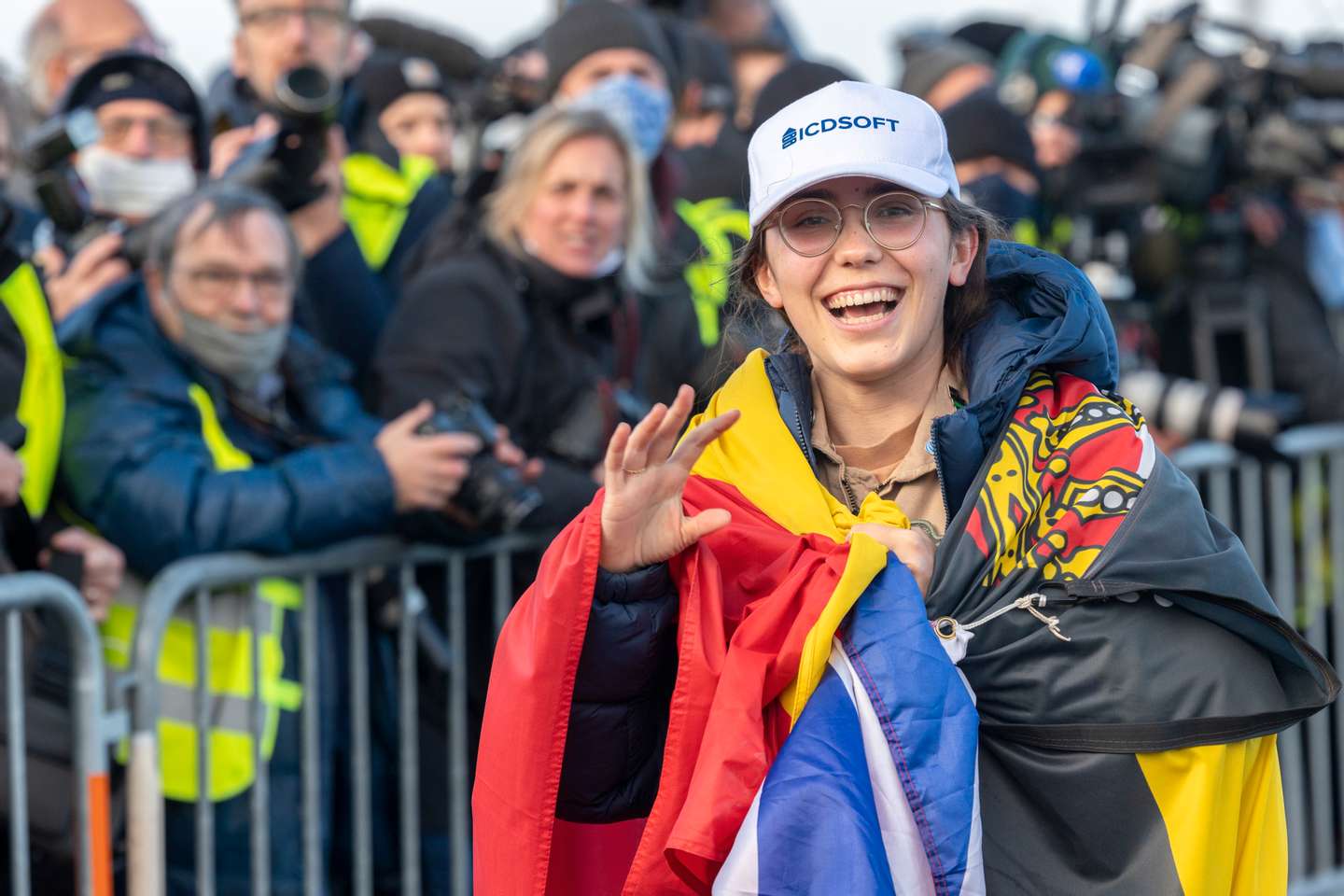 Zara Rutherford, a jovem piloto de 19 anos que circum-navegou o globo num avião ultraligeiro