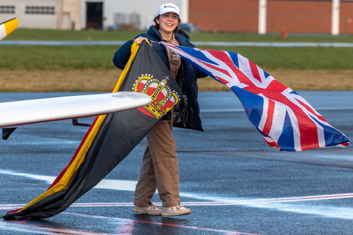 Zara Rutherford, a jovem piloto de 19 anos que circum-navegou o globo num avião ultraligeiro