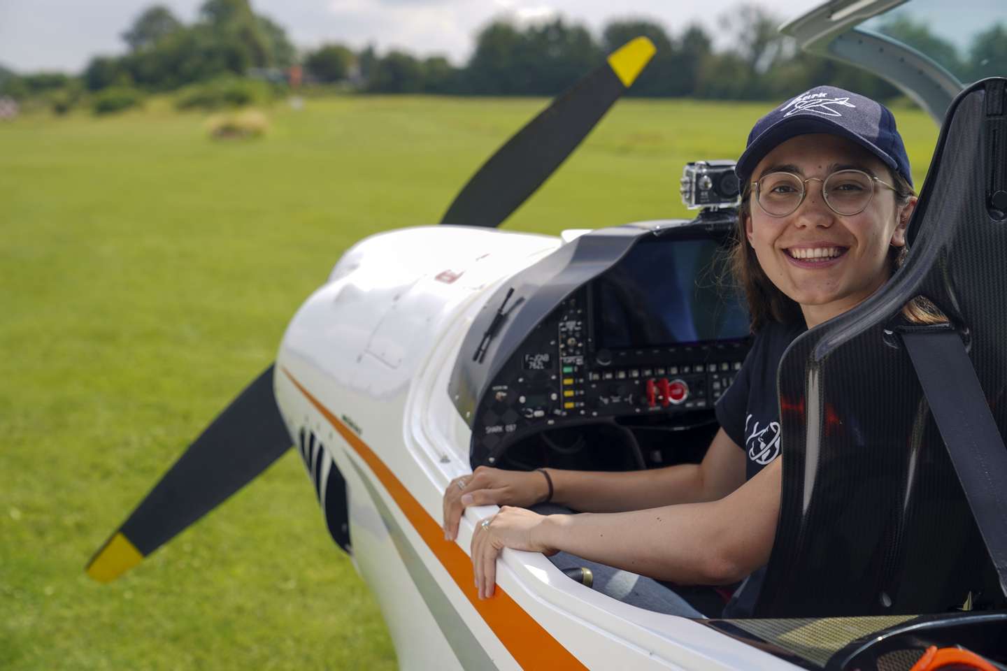 Zara Rutherford, a jovem piloto de 19 anos que circum-navegou o globo num avião ultraligeiro