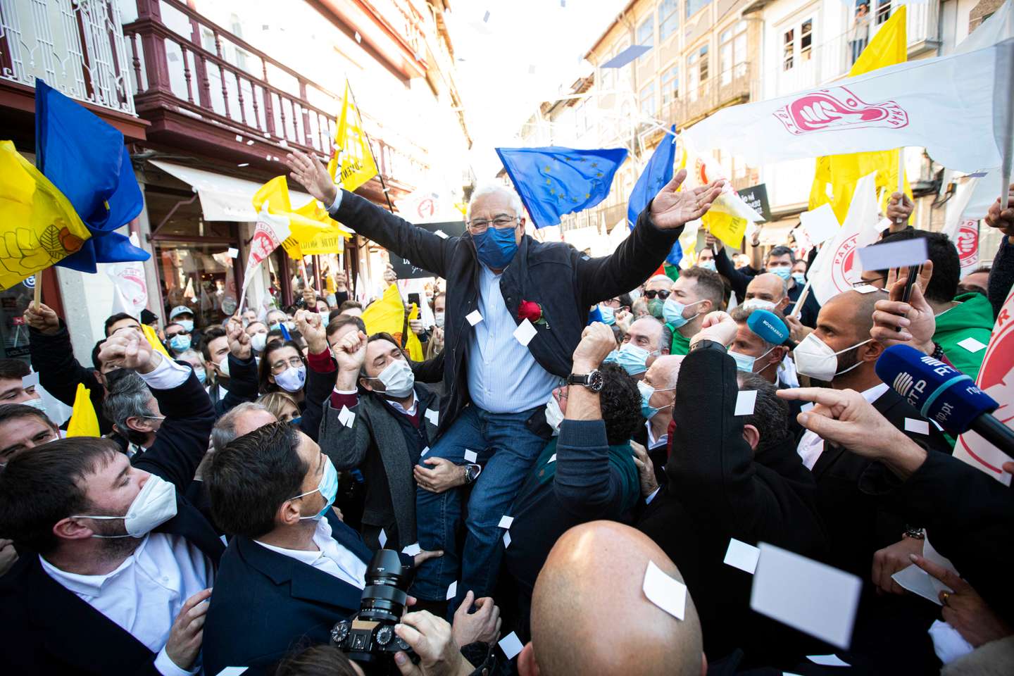 Campanhas para as eleições legislativas de 2022: Arruada em Guimarães do candidato pelo Partido Socialista, António Costa, secretário-geral do PS e candidato a primeiro-ministro. As eleições legislativas realizam-se no próximo dia 30 de janeiro de 2022. Guimarães, 23 de janeiro de 2022. JOÃO PORFÍRIO/OBSERVADOR