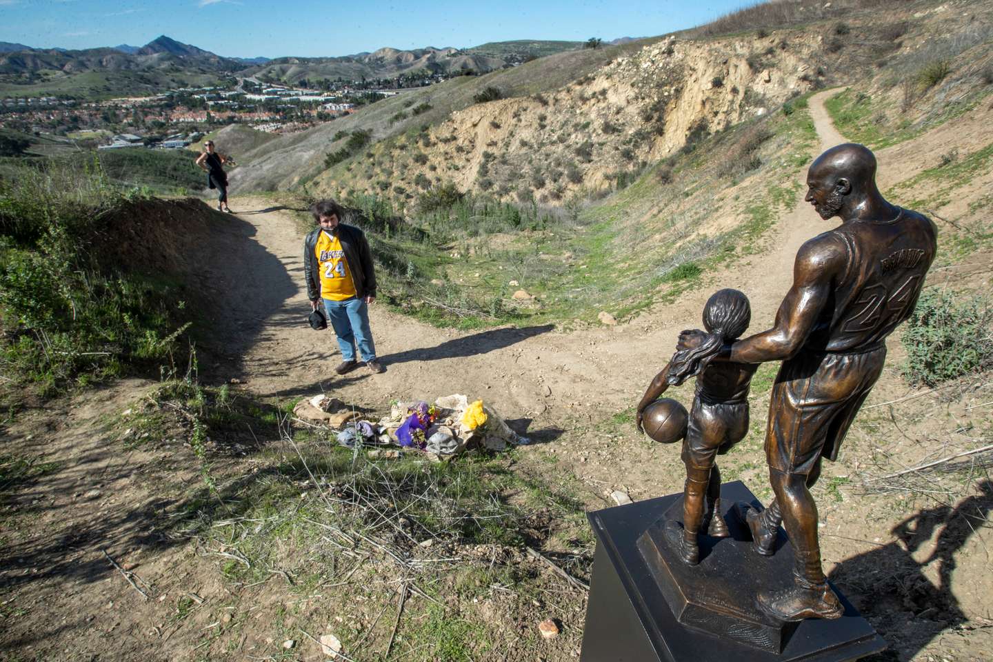 Estátua de Kobe Bryant e da sua filha, Gianna Bryant, que morreram um acidente de helicóptero a 26 de janeiro de 2020