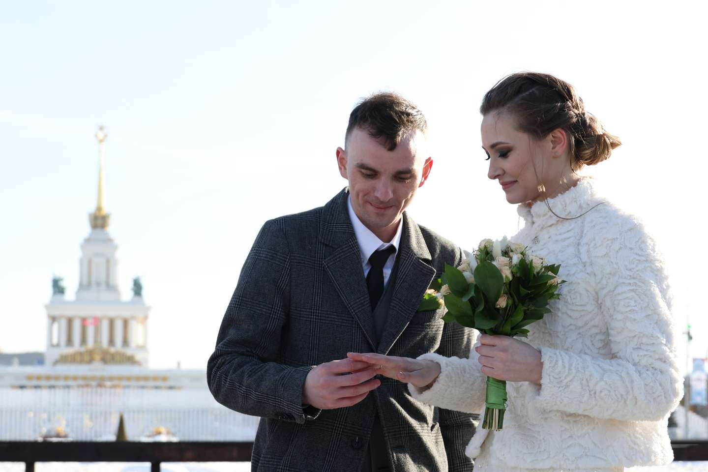 Celebração do Dia de São Valentim, também conhecido como Dia dos Namorados, em Moscovo, Rússia. Realizam-se casamentos numa cerimónia que tem lugar num lago congelado