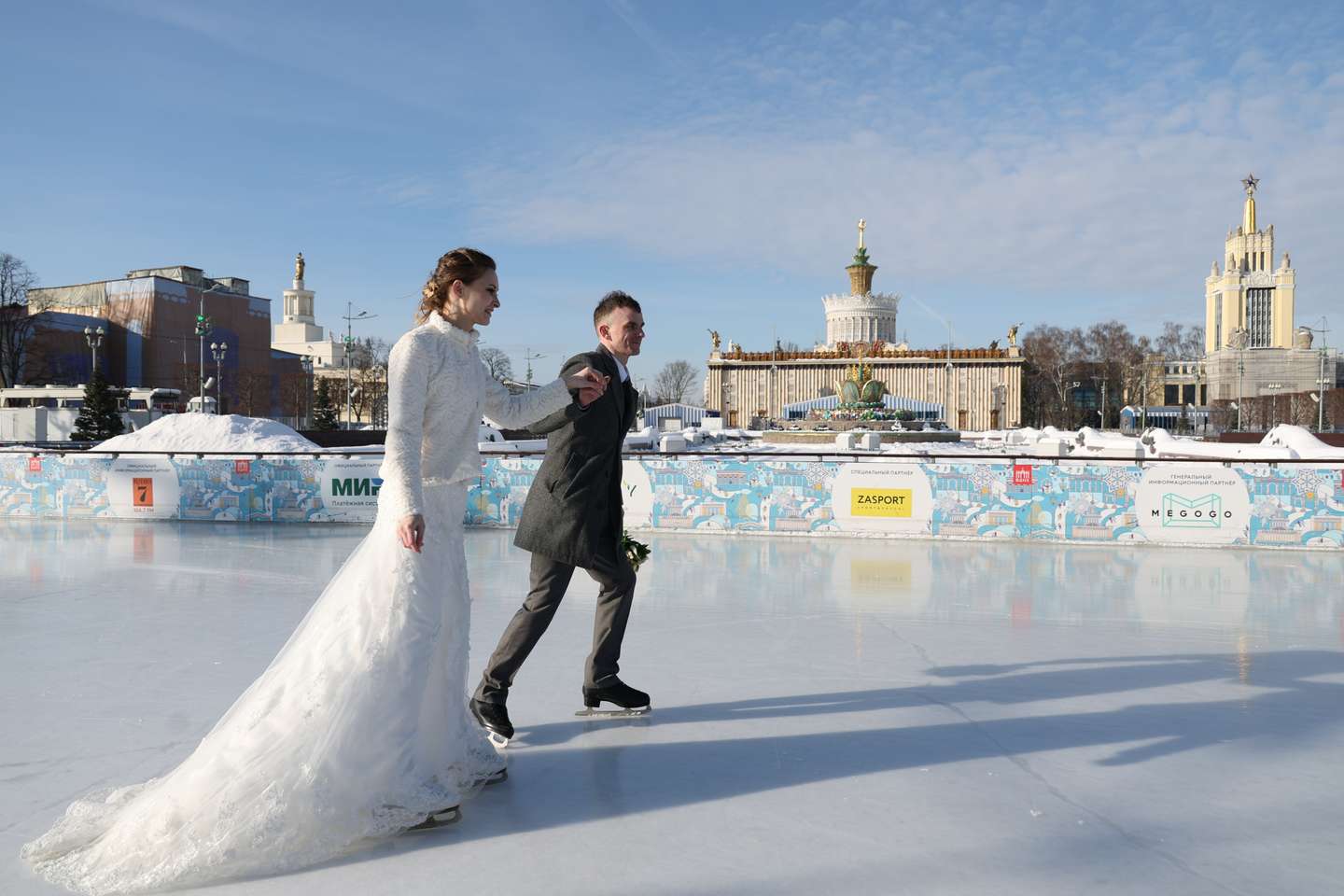 Celebração do Dia de São Valentim, também conhecido como Dia dos Namorados, em Moscovo, Rússia. Realizam-se casamentos numa cerimónia que tem lugar num lago congelado
