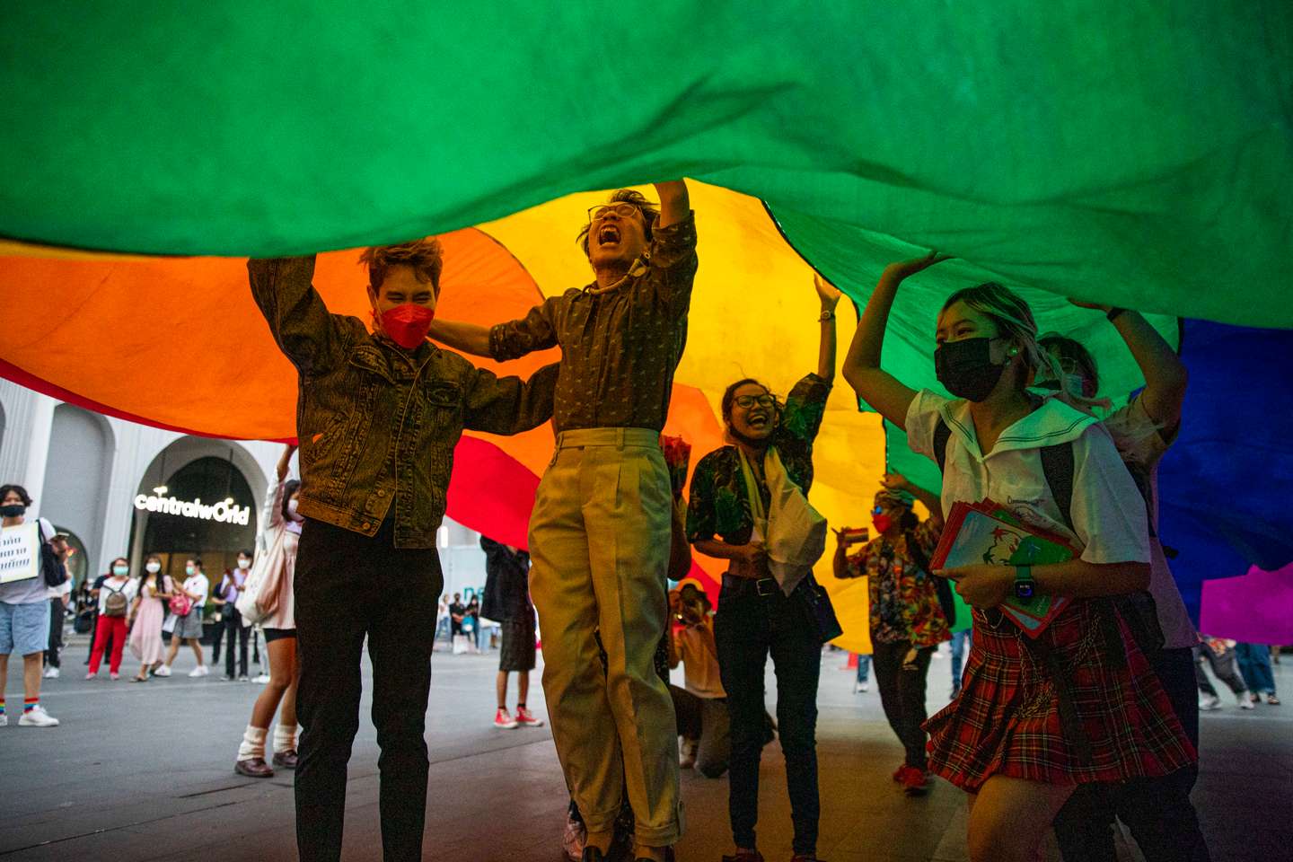 Celebração do Dia de São Valentim, também conhecido como Dia dos Namorados, em Banguecoque, na Tailândia, com protestos em defesa do casamento entre pessoas do mesmo sexo
