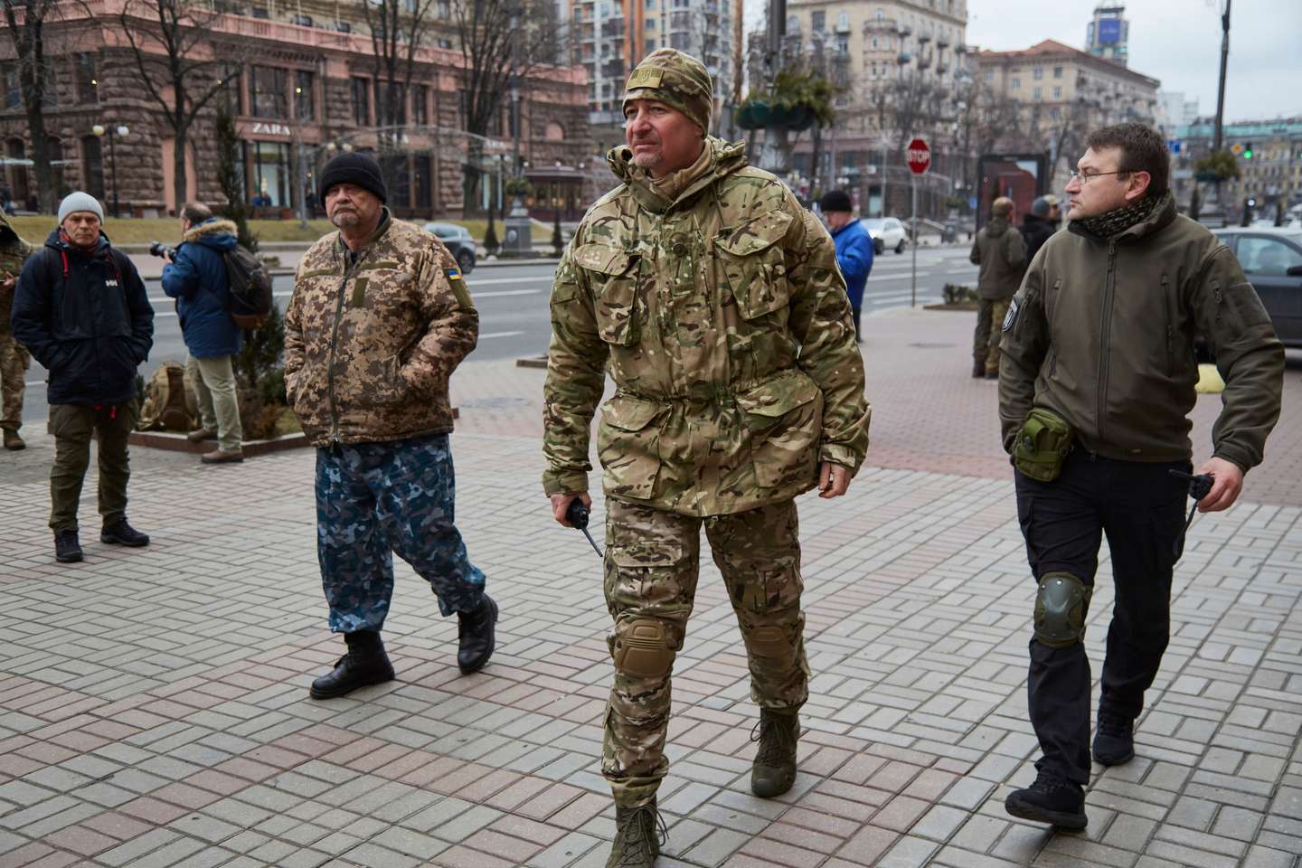 Elementos paramilitares ucranianos preparam posições de defesa em Kiev