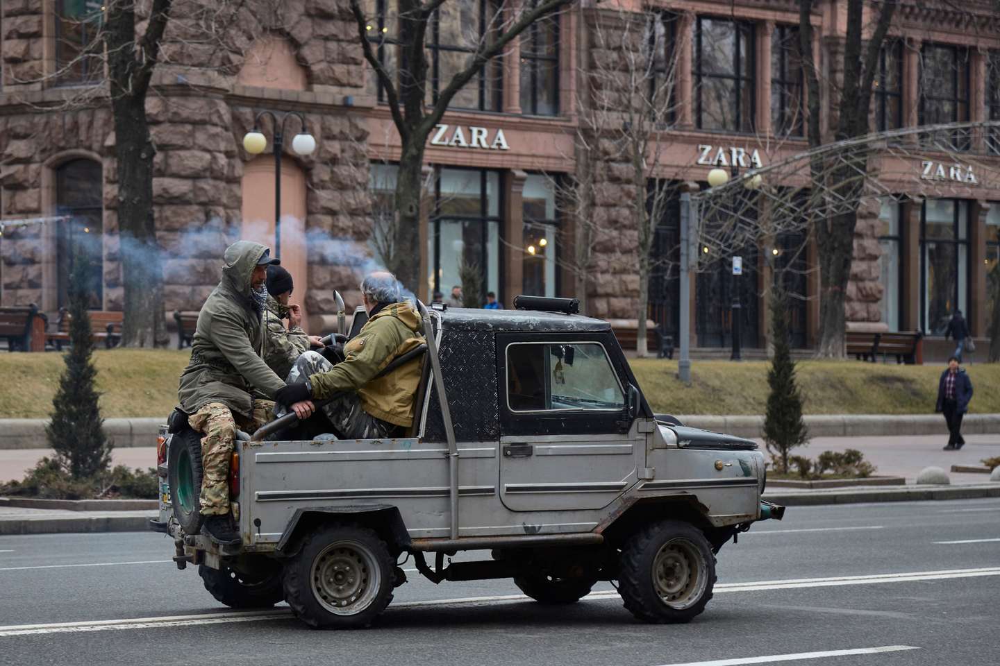 Elementos paramilitares ucranianos preparam posições de defesa em Kiev