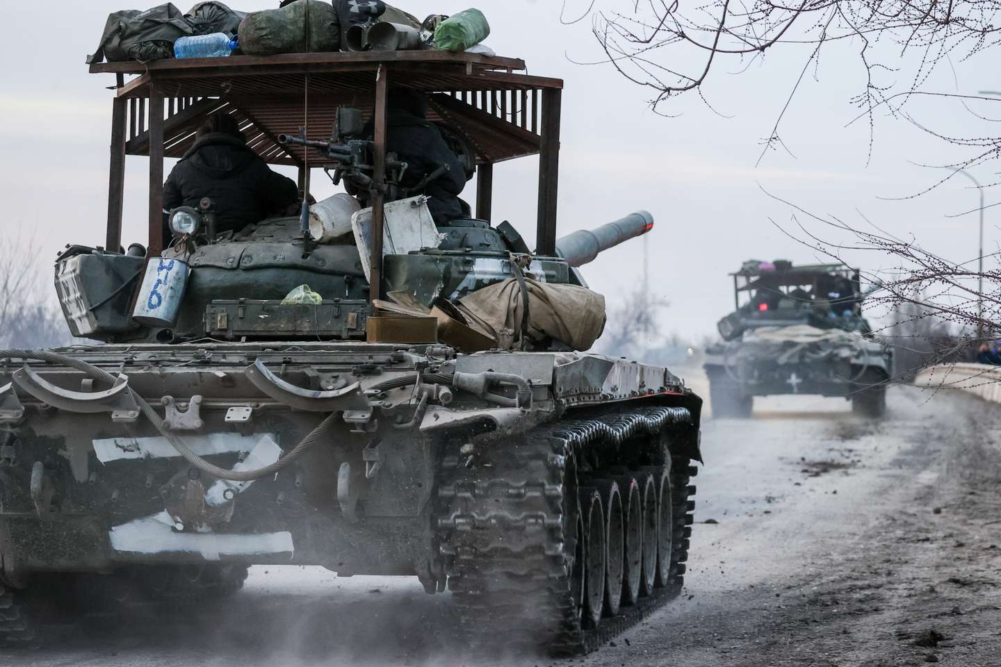 Tanques russos deslocam-se no norte da Crimeia