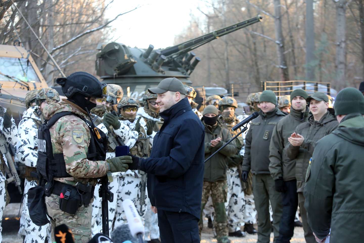 Ministro do Interior da Ucrânia, Denys Monastyrskyy, com soldados ucranianos em exercícios de preparação para a defesa de um perímetro urbano, em Prypiat
