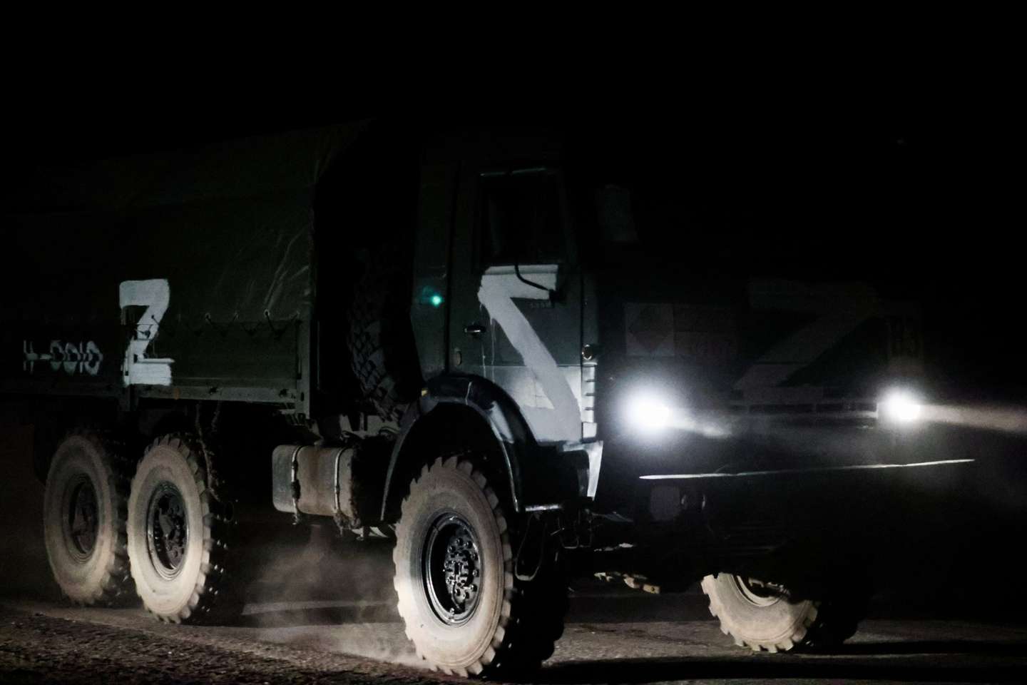 Coluna militar aproxima-se do checkpoint Perekop, na fronteira da Ucrânia