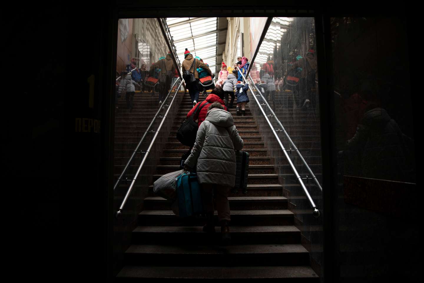 Reportagem na Estação de Comboios de Lviv, na Ucrânia. As pessoas nesta estação esperam e desesperam por um comboio que os leve para a Polónia. Os homens têm de ficar devido à Lei Marcial que proíbe os homens entre dos 18 e os 60 anos de saírem do país. A Rússia, a mando do seu presidente, Vladimir Putin, invadiu a Ucrânia no passado dia 24 de fevereiro de 2022. Lviv, Ucrânia, 25 de fevereiro de 2022. JOÃO PORFÍRIO/OBSERVADOR