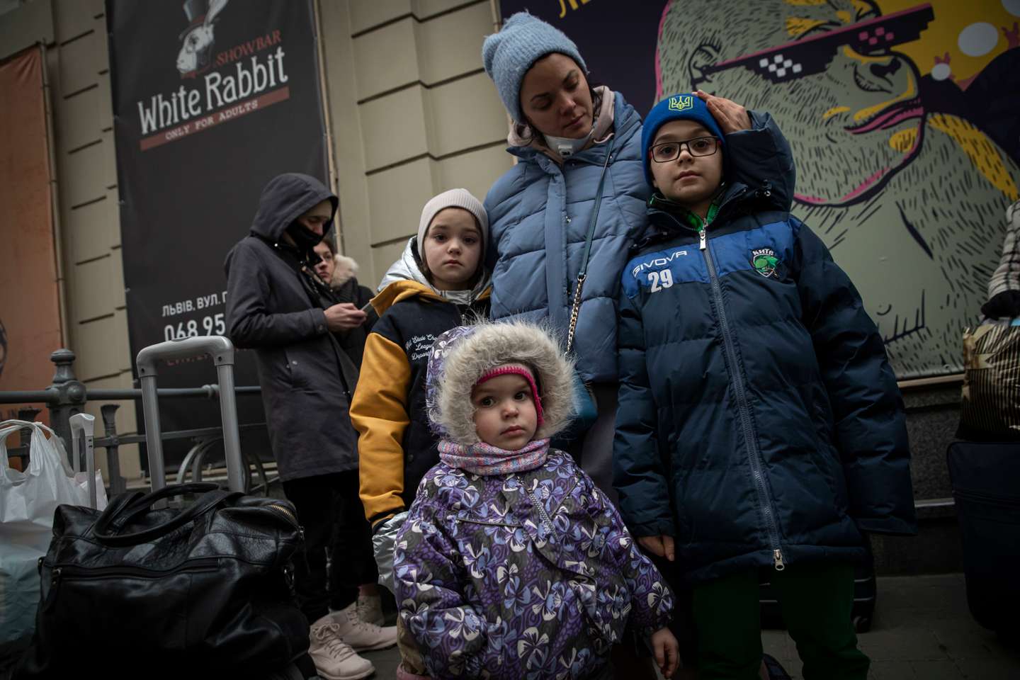 Reportagem na Estação de Comboios de Lviv, na Ucrânia. As pessoas nesta estação esperam e desesperam por um comboio que os leve para a Polónia. Os homens têm de ficar devido à Lei Marcial que proíbe os homens entre dos 18 e os 60 anos de saírem do país. A Rússia, a mando do seu presidente, Vladimir Putin, invadiu a Ucrânia no passado dia 24 de fevereiro de 2022. Lviv, Ucrânia, 25 de fevereiro de 2022. JOÃO PORFÍRIO/OBSERVADOR