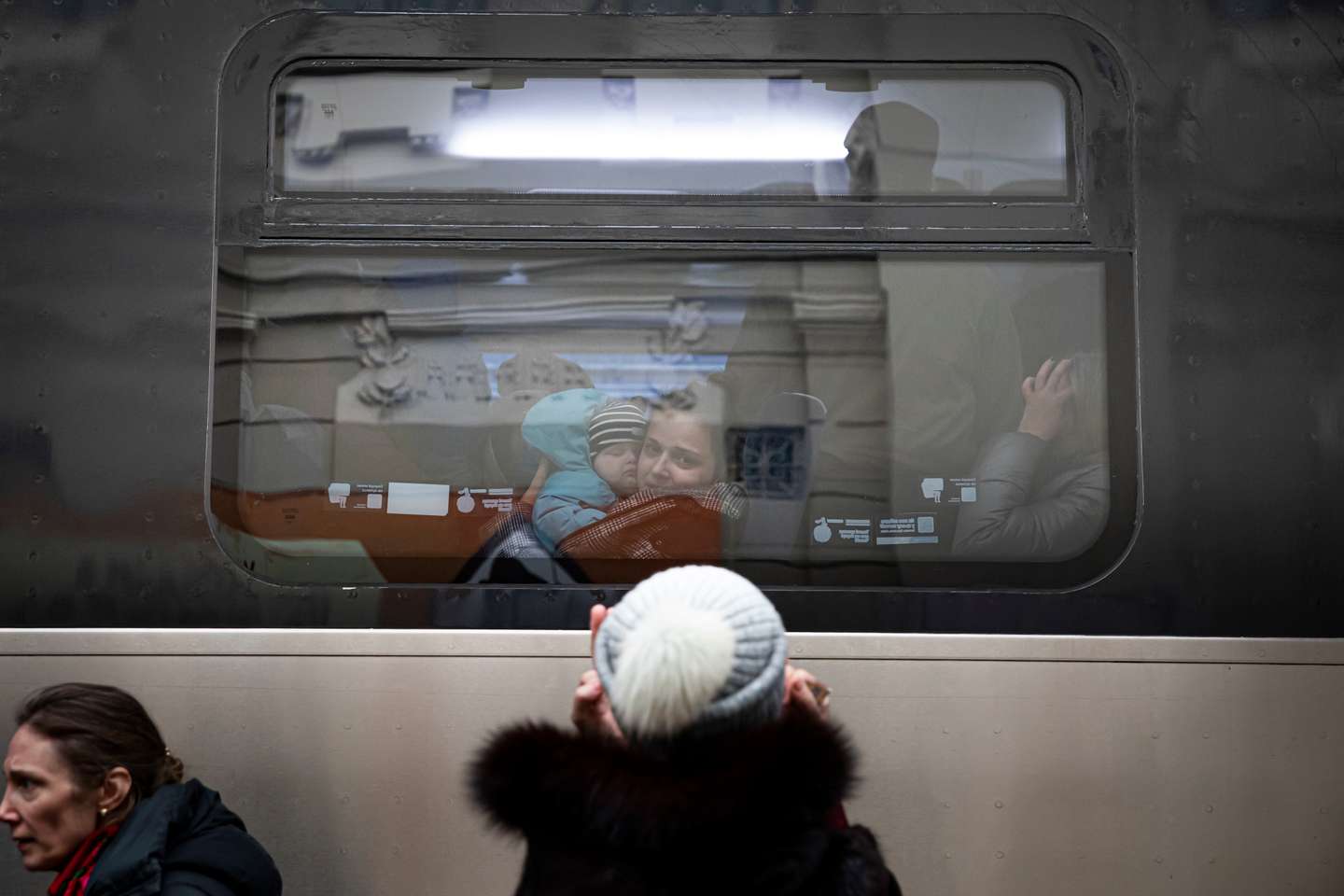 Reportagem na Estação de Comboios de Lviv, na Ucrânia. As pessoas nesta estação esperam e desesperam por um comboio que os leve para a Polónia. Os homens têm de ficar devido à Lei Marcial que proíbe os homens entre dos 18 e os 60 anos de saírem do país. A Rússia, a mando do seu presidente, Vladimir Putin, invadiu a Ucrânia no passado dia 24 de fevereiro de 2022. Lviv, Ucrânia, 25 de fevereiro de 2022. JOÃO PORFÍRIO/OBSERVADOR