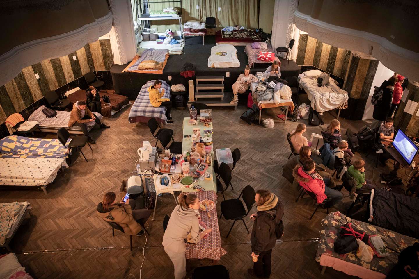Reportagem no Teatro no centro de Lviv, na Ucrânia, que está a acolher refugiados vindos de outras cidades da Ucrânia. A Rússia, a mando do seu presidente, Vladimir Putin, invadiu a Ucrânia no passado dia 24 de fevereiro de 2022. Lviv, Ucrânia, 1 de março de 2022. JOÃO PORFÍRIO/OBSERVADOR