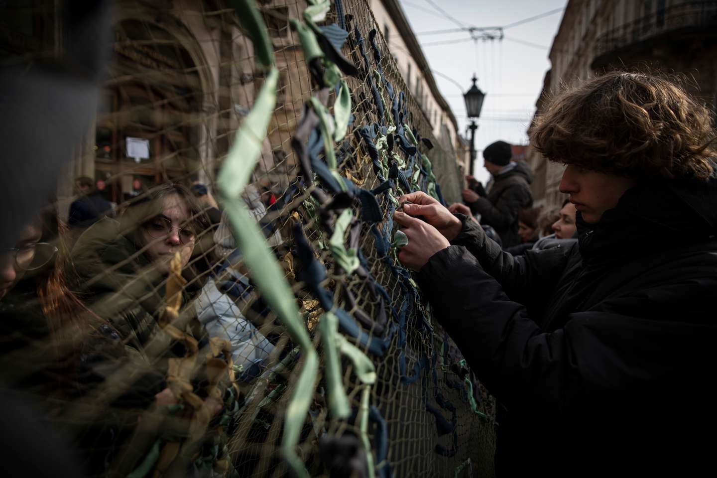 Reportagem onde voluntários ajudam a fazer redes de camuflados para proteger as trincheiras dos check-points em Lviv, na Ucrânia. A Rússia, a mando do seu presidente, Vladimir Putin, invadiu a Ucrânia no passado dia 24 de fevereiro de 2022. Lviv, Ucrânia, 1 de março de 2022. JOÃO PORFÍRIO/OBSERVADOR