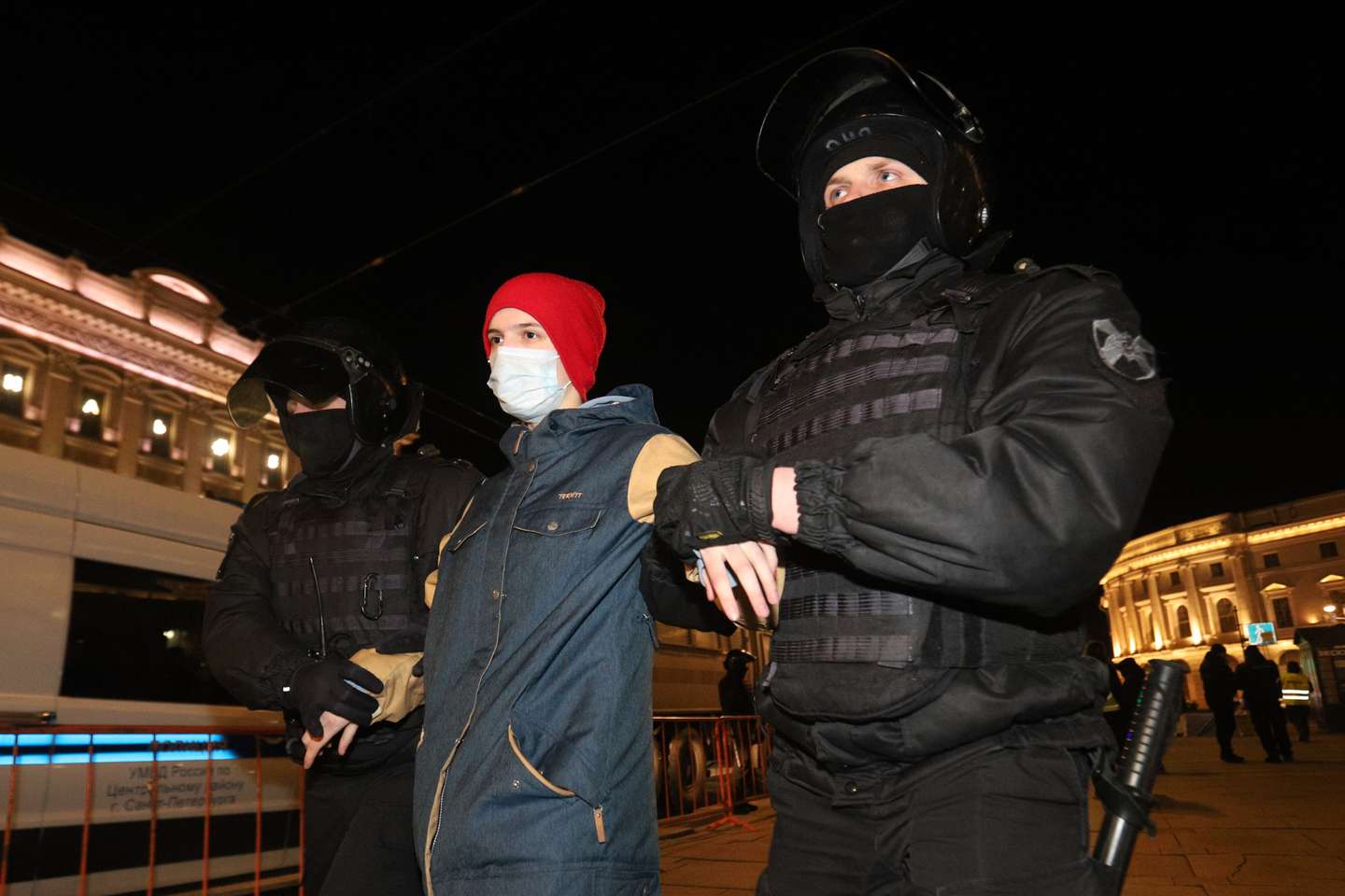 Manifestantes contra a invasão russa da Ucrânia são detidos pela polícia da Rússia, em São Petersburgo