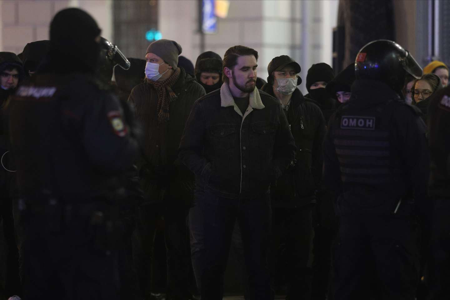 Manifestantes contra a invasão russa da Ucrânia são detidos pela polícia da Rússia, em São Petersburgo